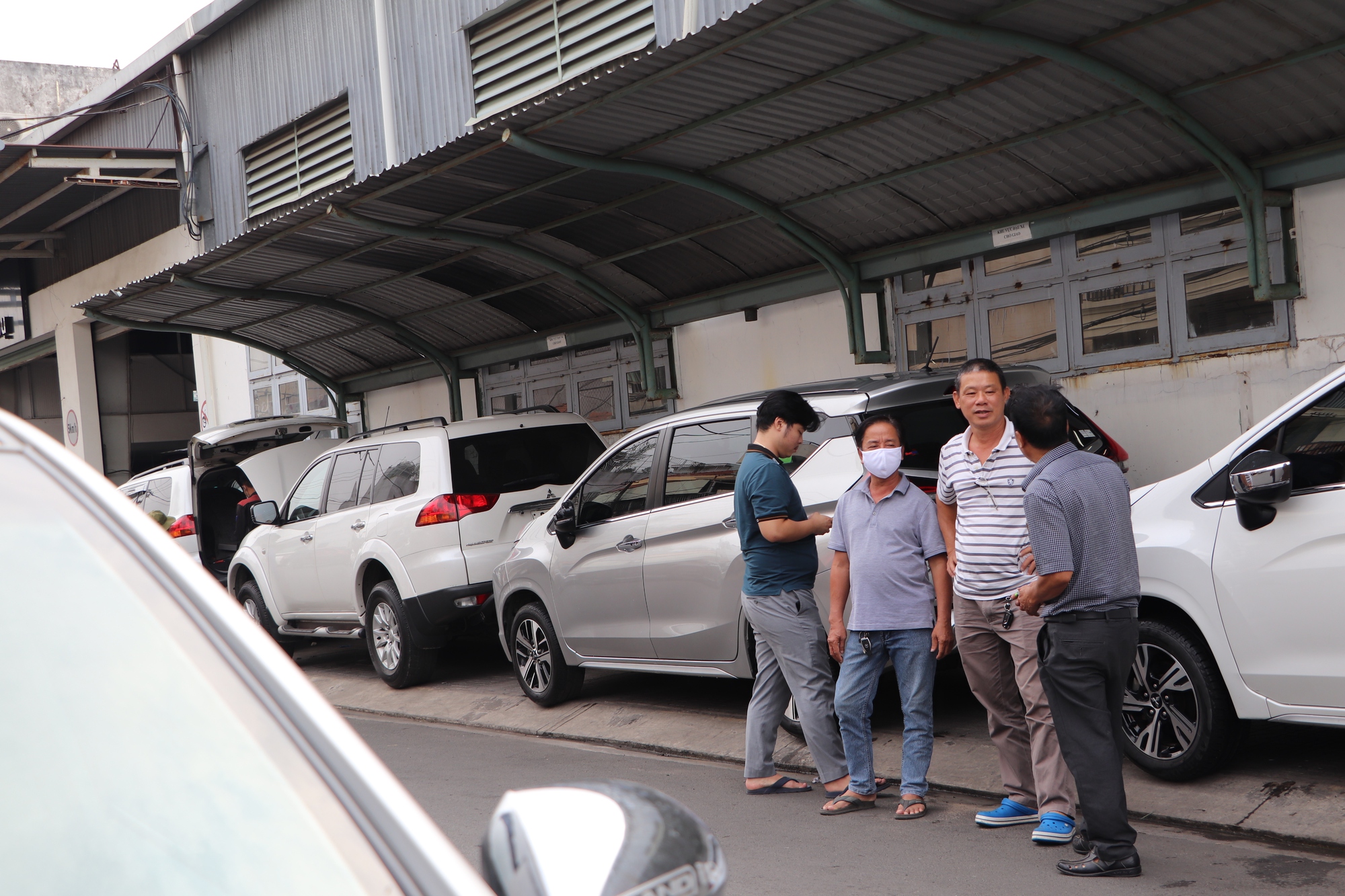 Cận cảnh &ldquo;vật vạ&rdquo; chờ đăng kiểm ở TP HCM ng&agrave;y 30-12 - Ảnh 6.