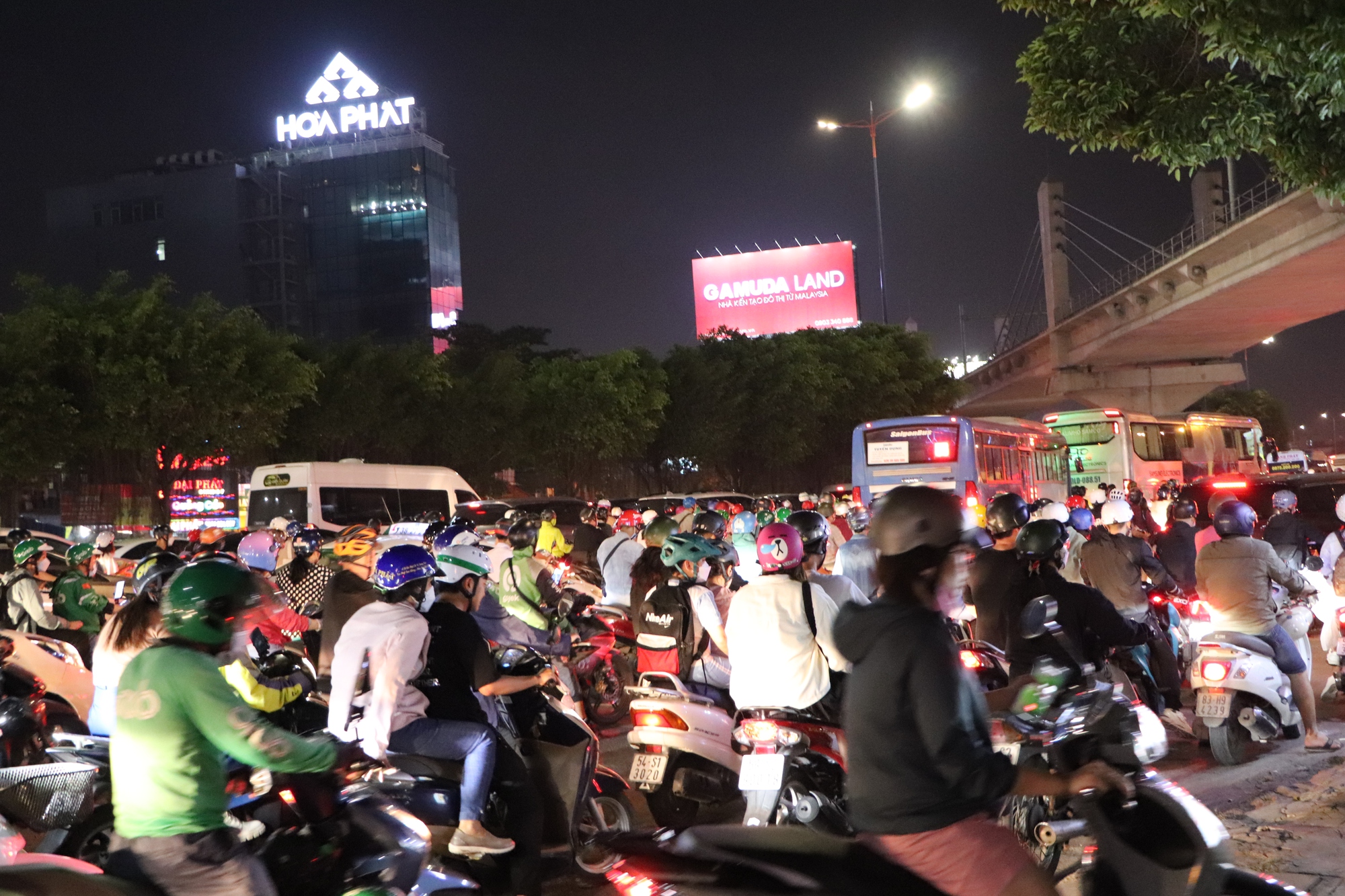 Đường lên cầu Sài Gòn ùn ứ từ chiều đến tối 30-12 - Ảnh 6.
