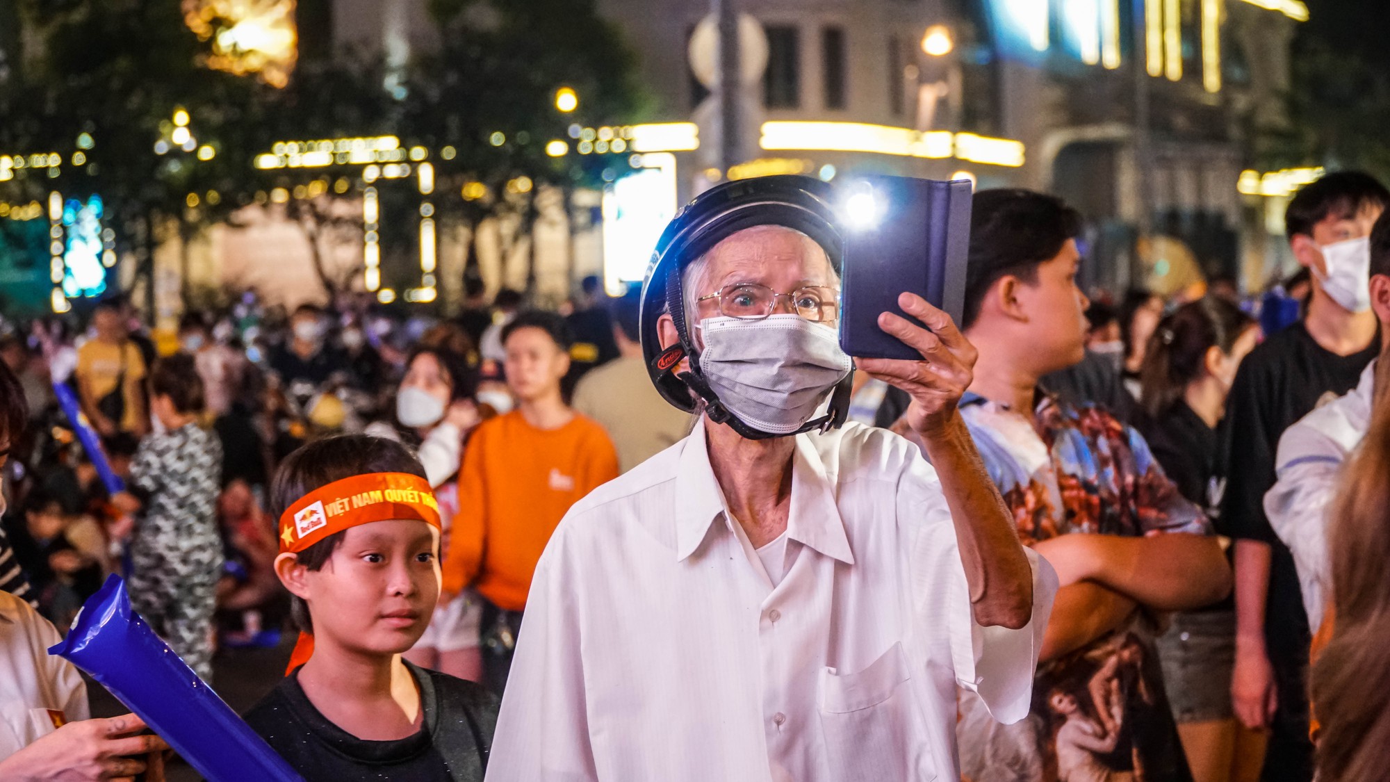 Cổ động viên TP HCM làm nóng không khí trận Việt Nam - Singapore - Ảnh 7.