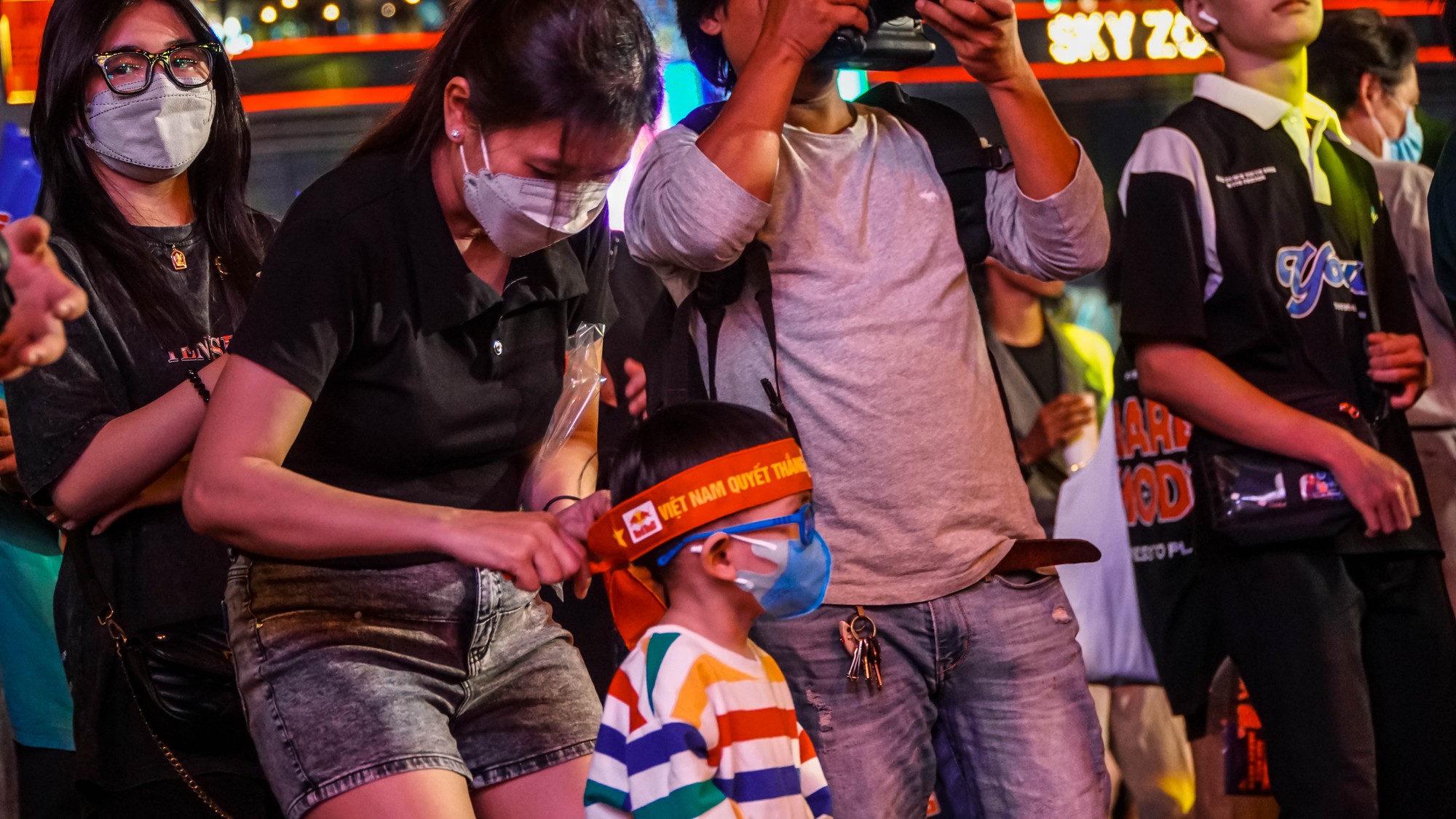 Cổ động viên TP HCM làm nóng không khí trận Việt Nam - Singapore - Ảnh 9.