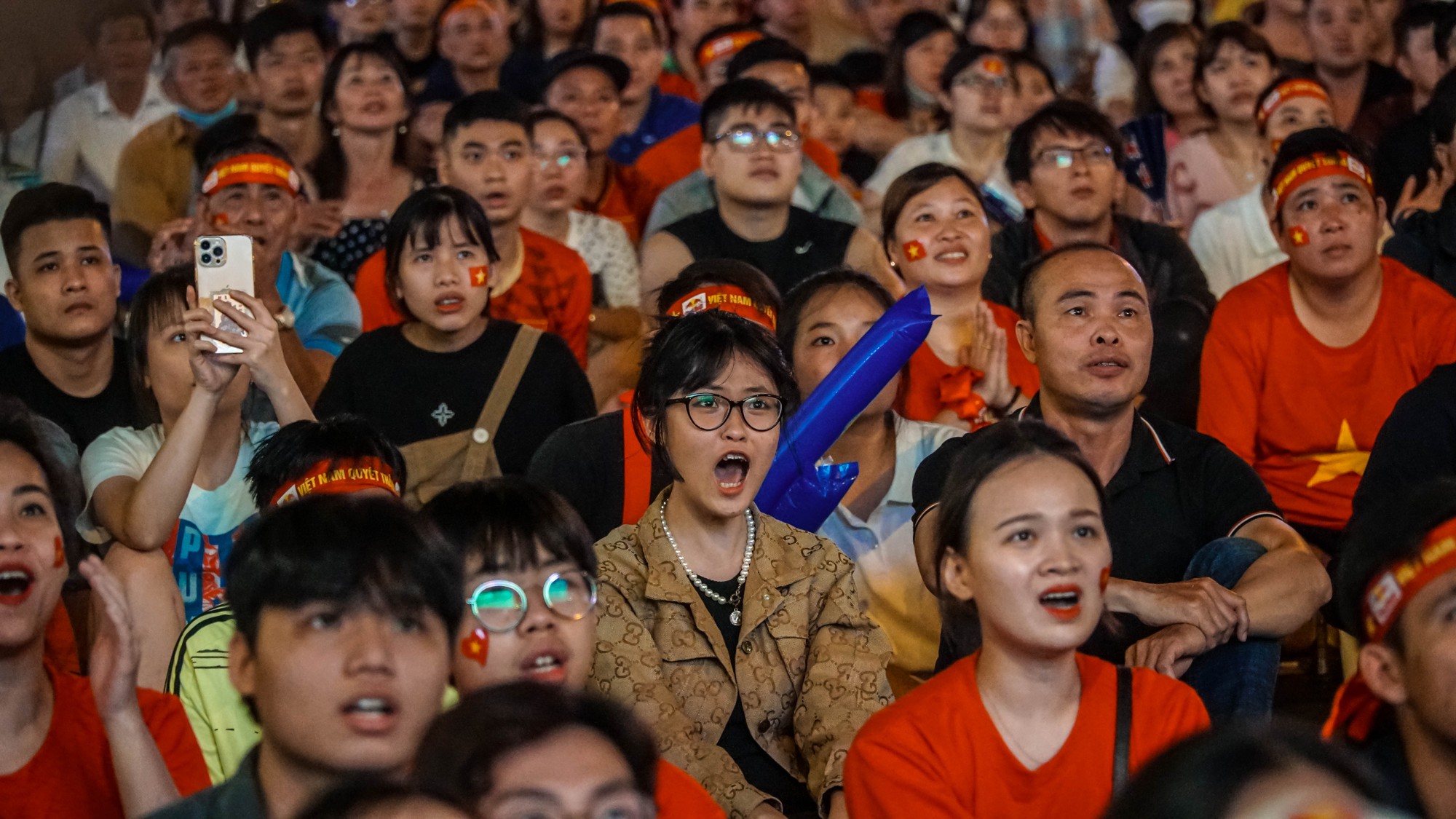 Cổ động viên TP HCM tiếc nuối sau trận tuyển Việt Nam hòa Singapore - Ảnh 6.