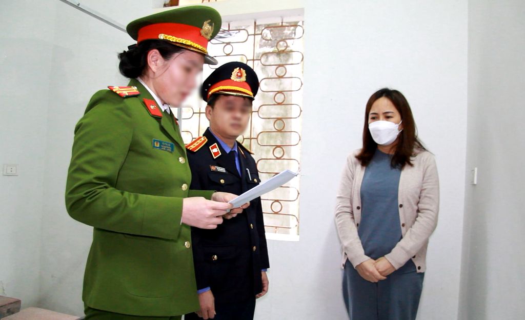 Chi cục trưởng Hải quan và thuộc cấp nhận hối lộ: Bắt 1 nữ phó giám đốc công ty
