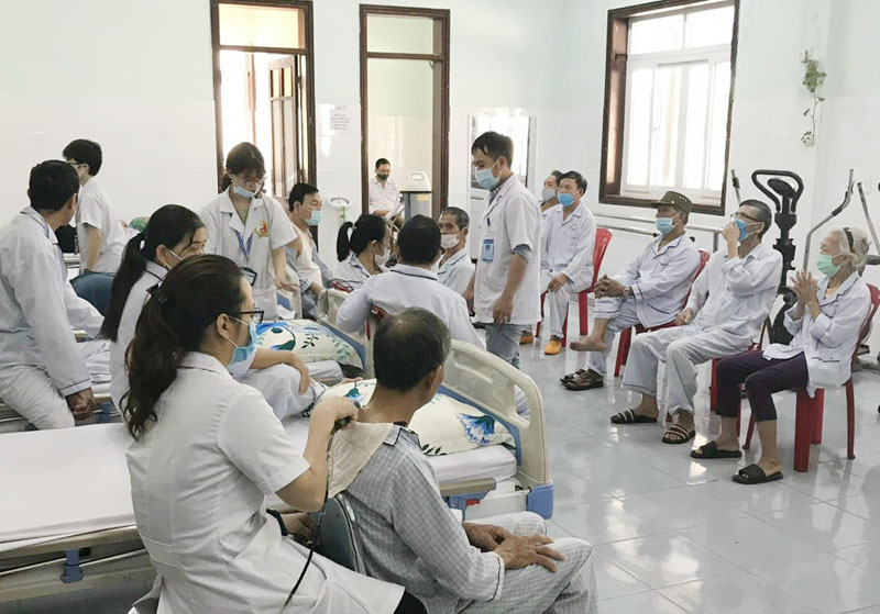 Bảo hiểm X&atilde; hội tỉnh Quảng B&igrave;nh điều chỉnh g&igrave; sau vụ Gi&aacute;m đốc nghi vấn ưu &aacute;i ph&ograve;ng kh&aacute;m tư? - Ảnh 1.