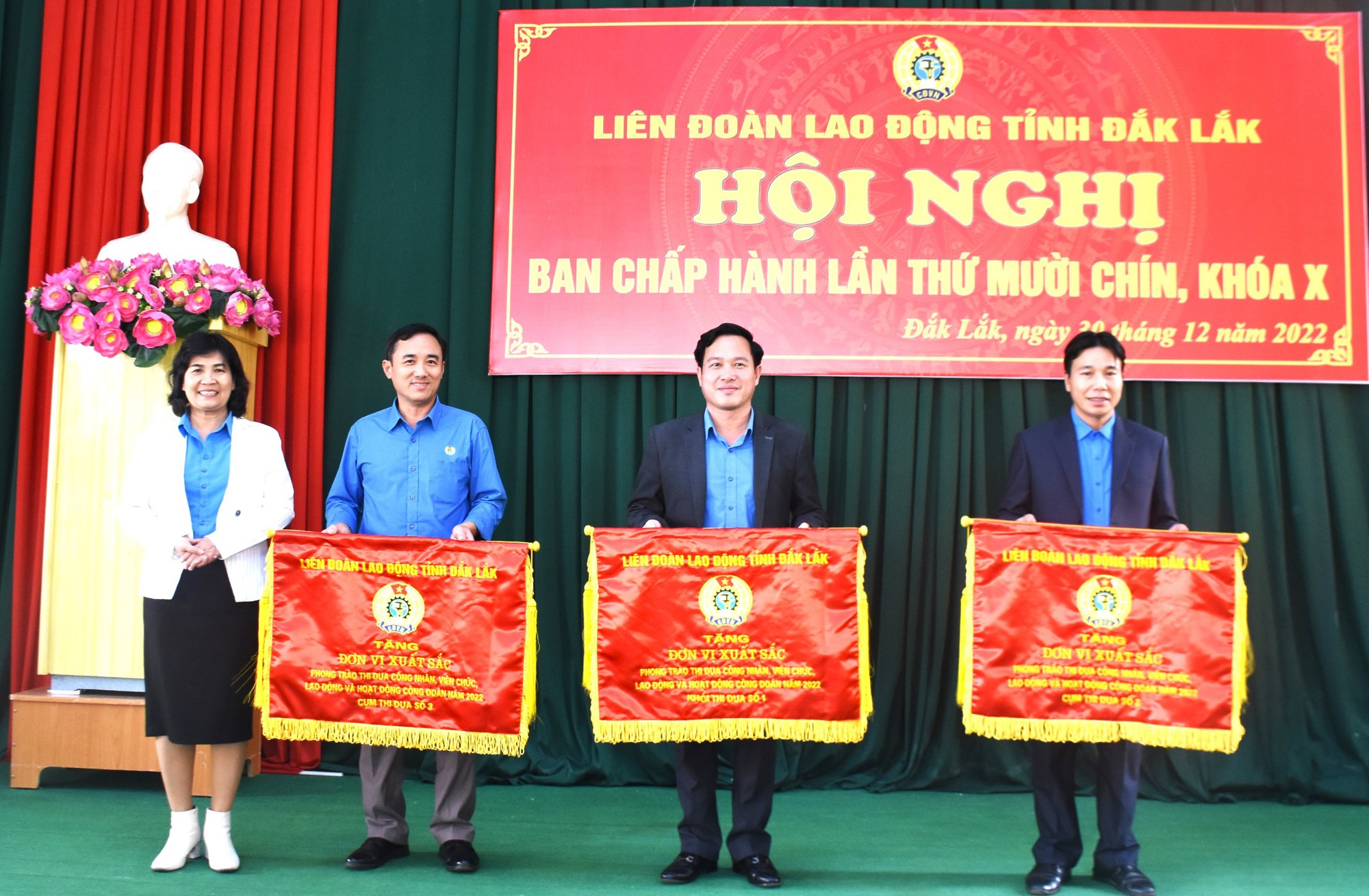 C&ocirc;ng đo&agrave;n Đắk Lắk thăm hỏi, tặng qu&agrave; 33.000 lượt đo&agrave;n vi&ecirc;n kh&oacute; khăn - Ảnh 2.