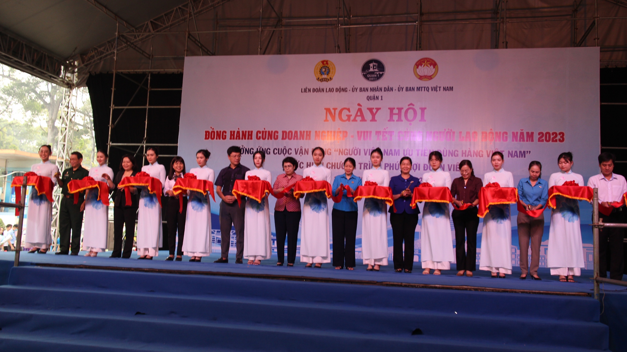 Người lao động phấn khởi mua h&agrave;ng chất lượng, giảm gi&aacute; - Ảnh 1.