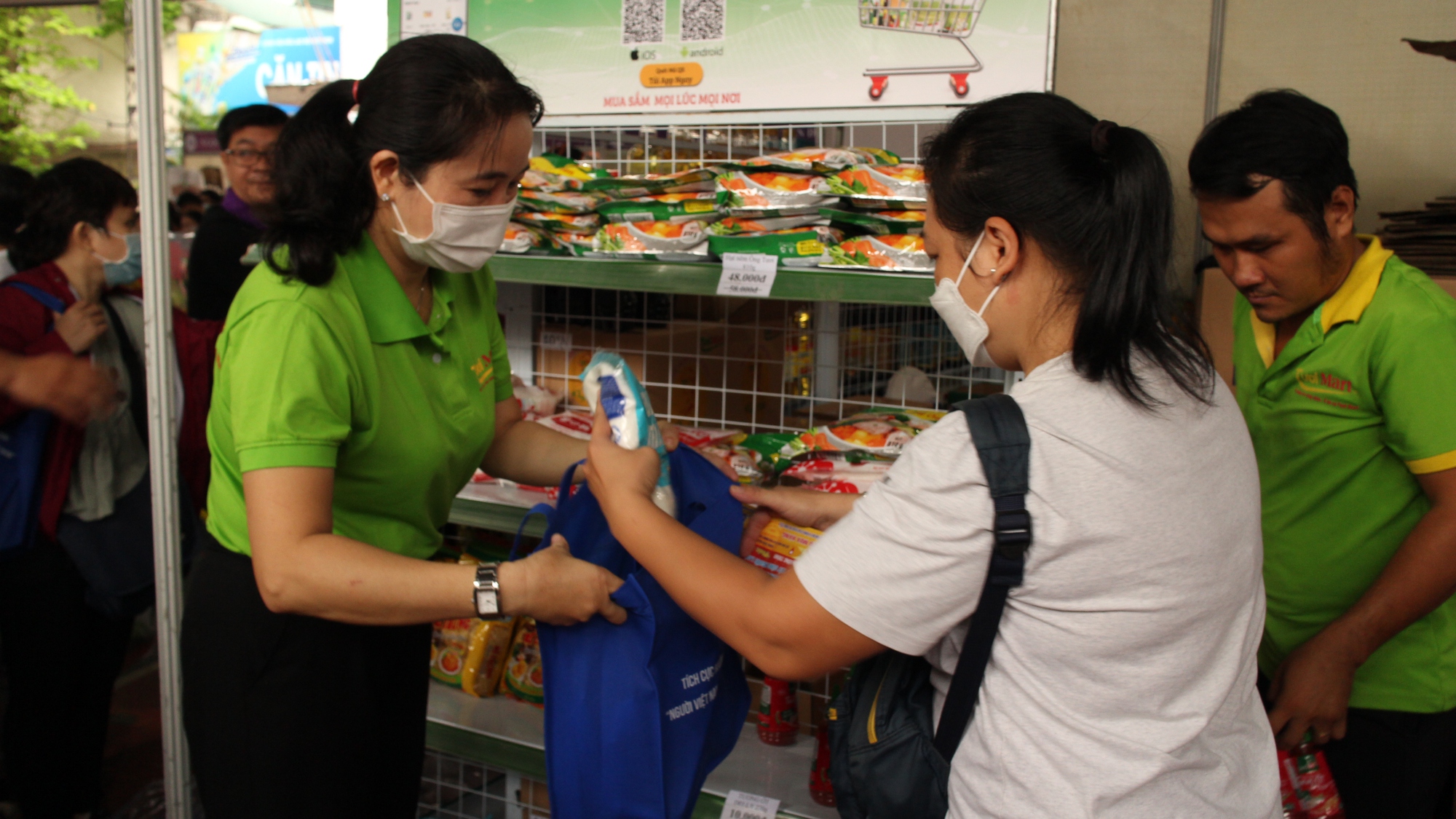 Đoàn viên - lao động quận 1, TP HCM phấn khởi mua hàng chất lượng, giảm giá