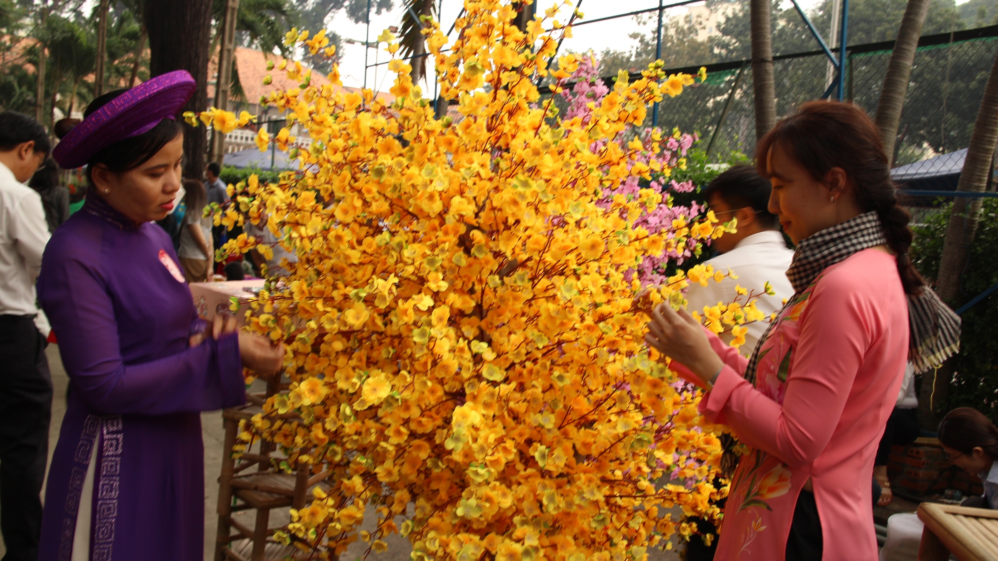 Người lao động phấn khởi mua h&agrave;ng chất lượng, giảm gi&aacute; - Ảnh 5.