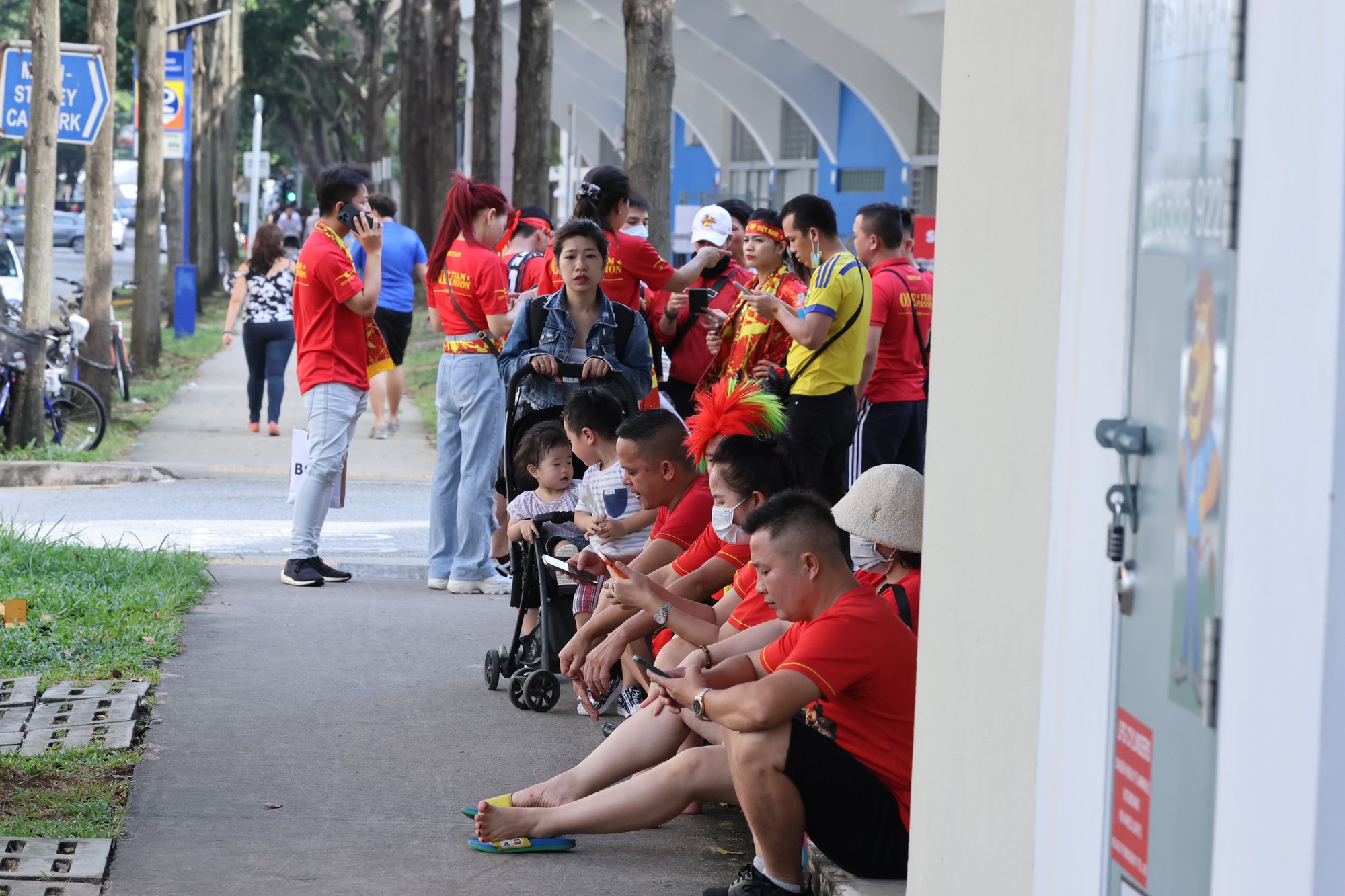 CĐV đo&aacute;n thầy tr&ograve; HLV Park Hang-seo thắng Singapore 3-0 - Ảnh 5.