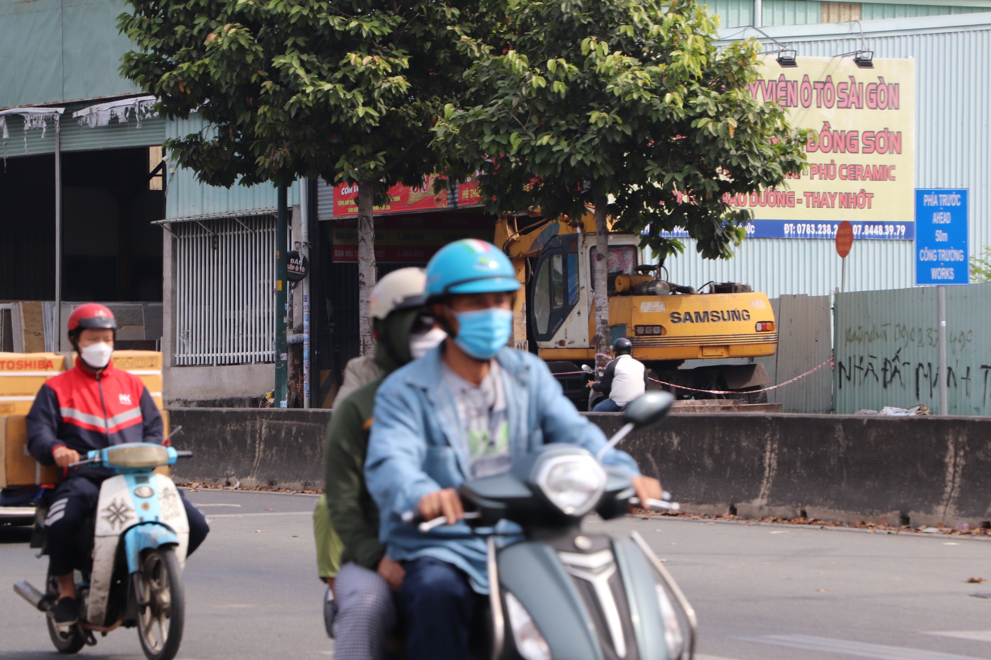 Dọn dẹp “lô cốt” để đón Tết dương lịch ở TP HCM - Ảnh 6.