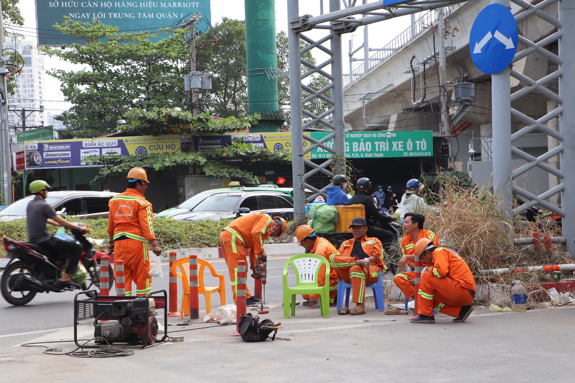 Dọn dẹp “lô cốt” để đón Tết dương lịch ở TP HCM