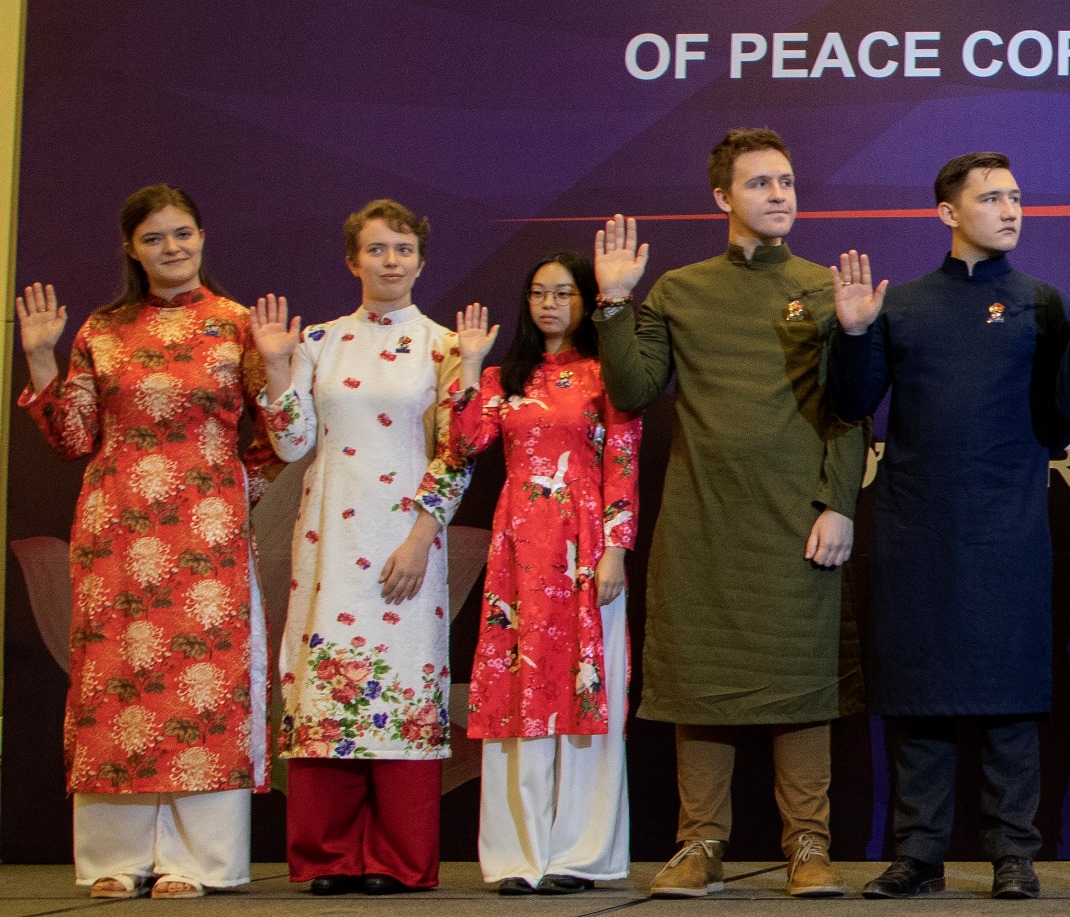 T&igrave;nh nguyện vi&ecirc;n Peace Corps mặc &aacute;o d&agrave;i tuy&ecirc;n thệ tại Việt Nam - Ảnh 6.