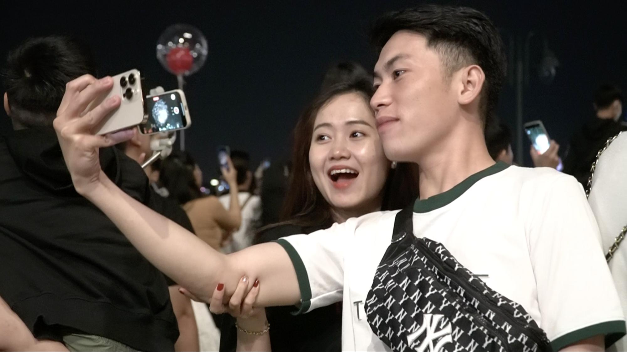 Khoảnh khắc người d&acirc;n TP HCM đ&oacute;n năm mới 2023 dưới bầu trời ph&aacute;o hoa - Ảnh 8.