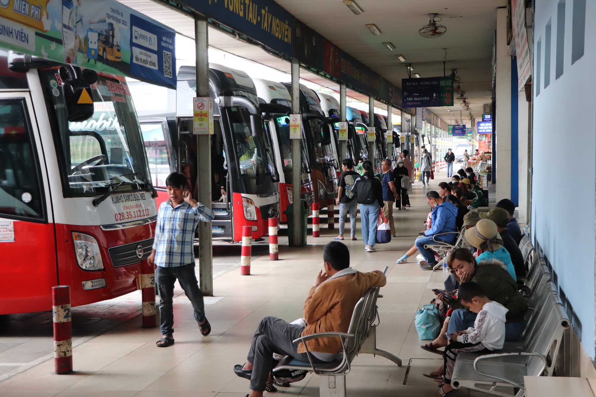 Ng&agrave;y cuối năm 2022, kh&aacute;ch nườm nượp đổ ra bến xe về qu&ecirc; - Ảnh 1.