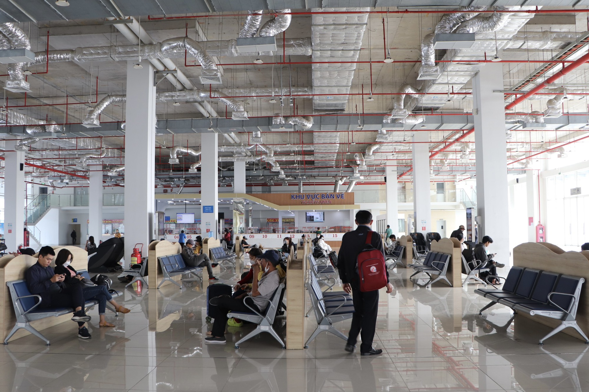 Ng&agrave;y cuối năm 2022, kh&aacute;ch nườm nượp đổ ra bến xe về qu&ecirc; - Ảnh 5.