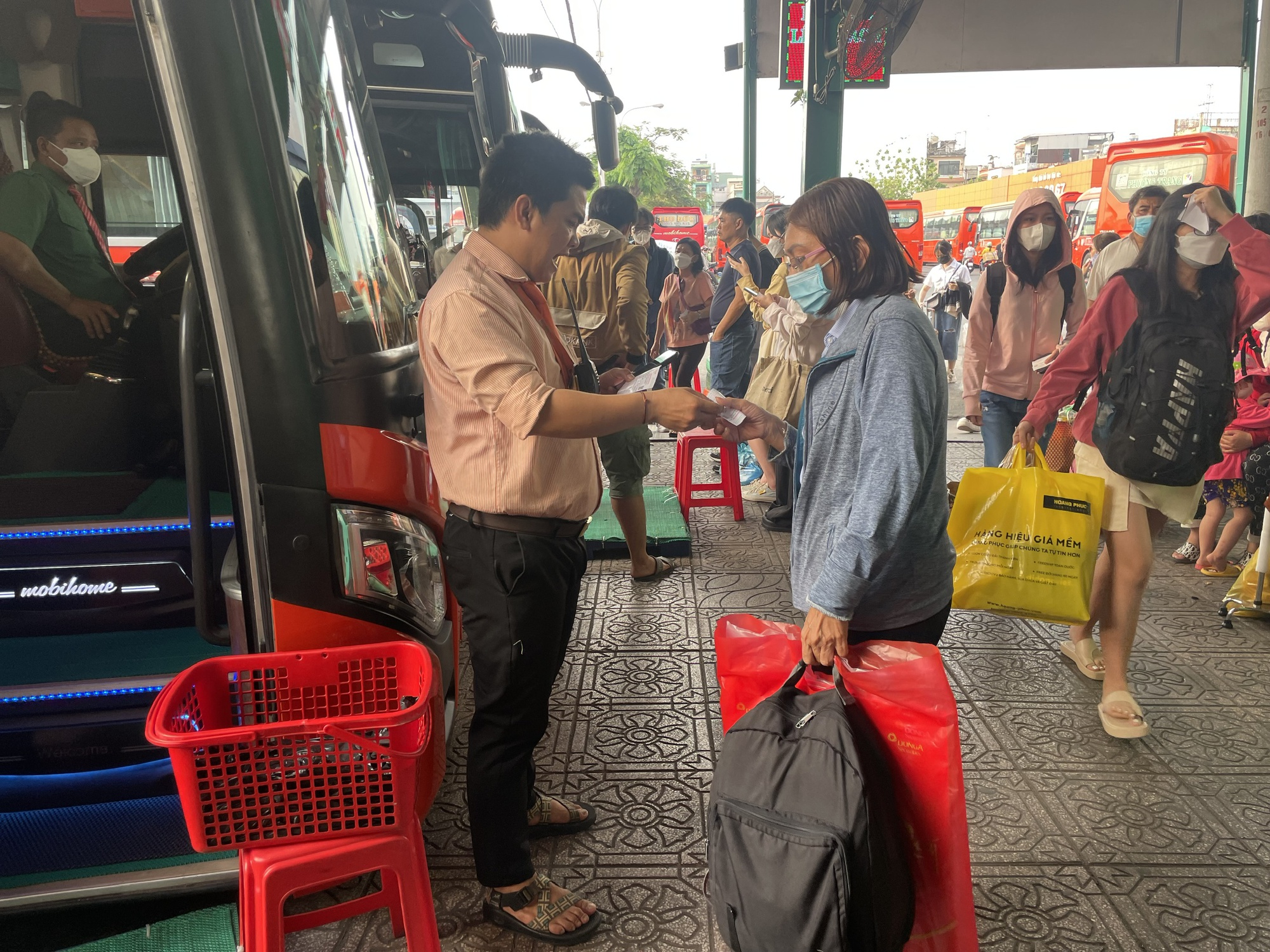 Ng&agrave;y cuối năm 2022, kh&aacute;ch nườm nượp đổ ra bến xe về qu&ecirc; - Ảnh 8.