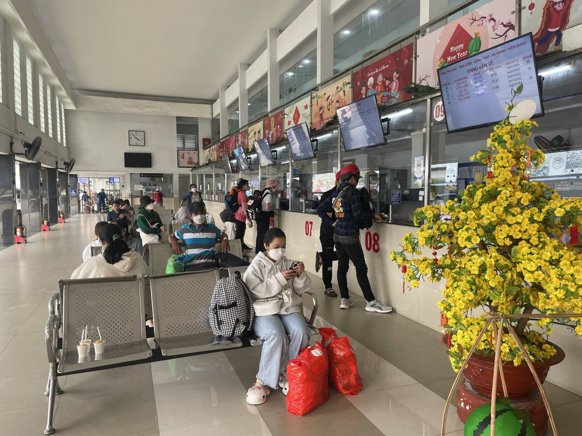 Ng&agrave;y cuối năm 2022, kh&aacute;ch nườm nượp đổ ra bến xe về qu&ecirc; - Ảnh 6.