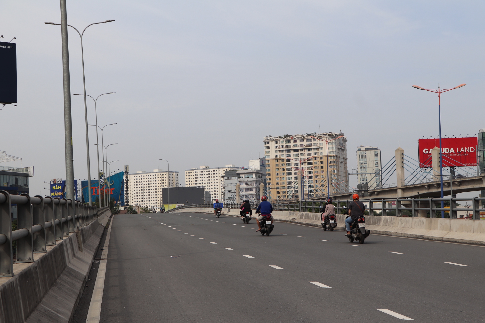 Dọn dẹp “lô cốt” để đón Tết dương lịch ở TP HCM - Ảnh 3.