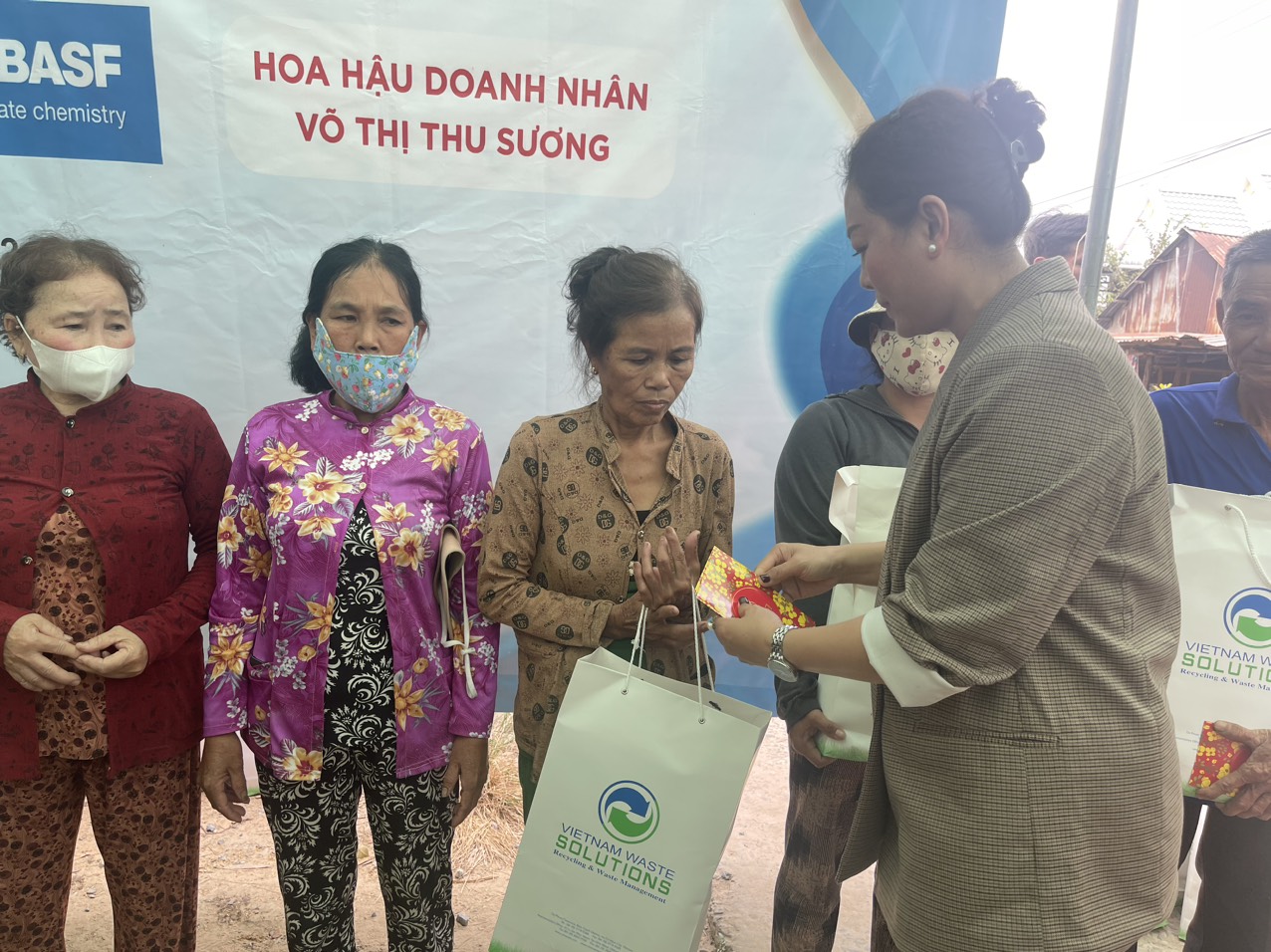 VWS hỗ trợ xây cầu giao thông và tặng quà cho bà con xã biên giới tại Long An - Ảnh 2.