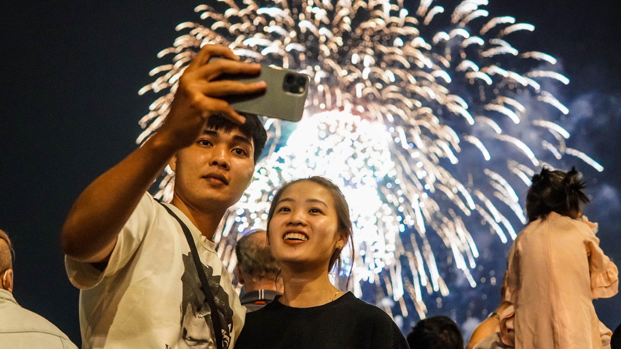 Khoảnh khắc người dân TP HCM đón năm mới 2023 dưới bầu trời pháo hoa