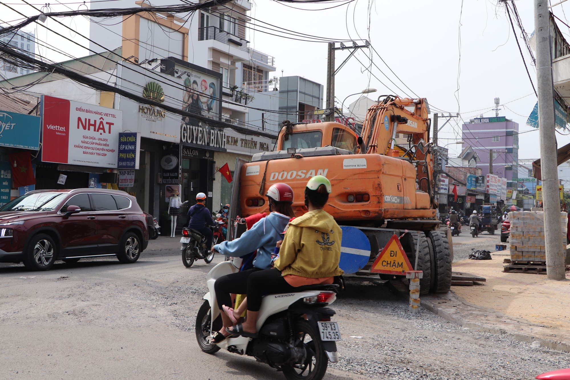 Dọn dẹp “lô cốt” để đón Tết dương lịch ở TP HCM - Ảnh 7.