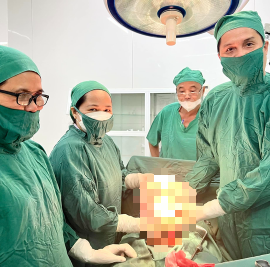 Cắt khối u nặng gần 4,5 kg trong bụng người phụ nữ 36 tuổi