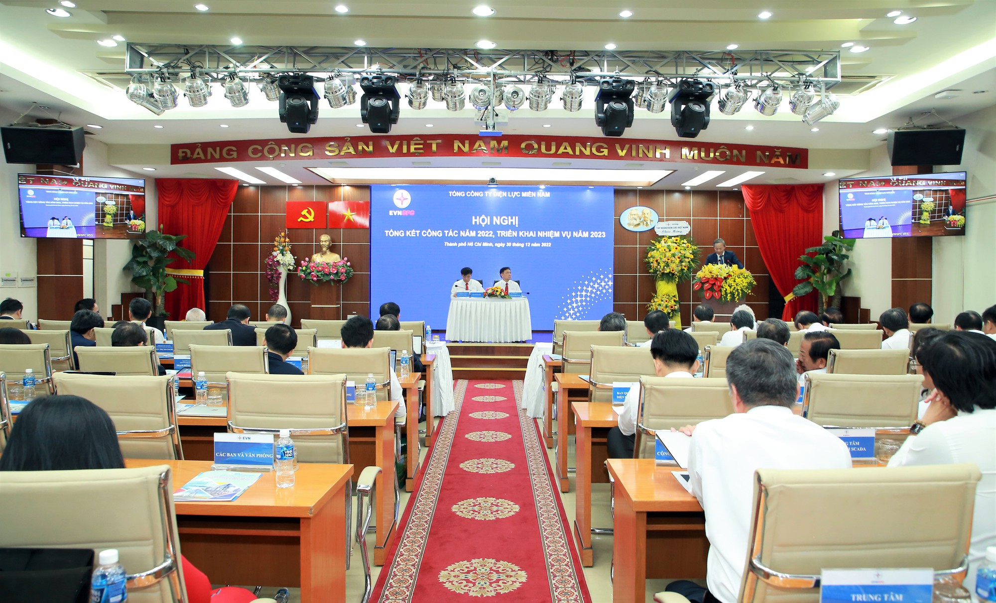 EVNSPC hoàn thành xuất sắc các chỉ tiêu năm 2022 - Ảnh 1.