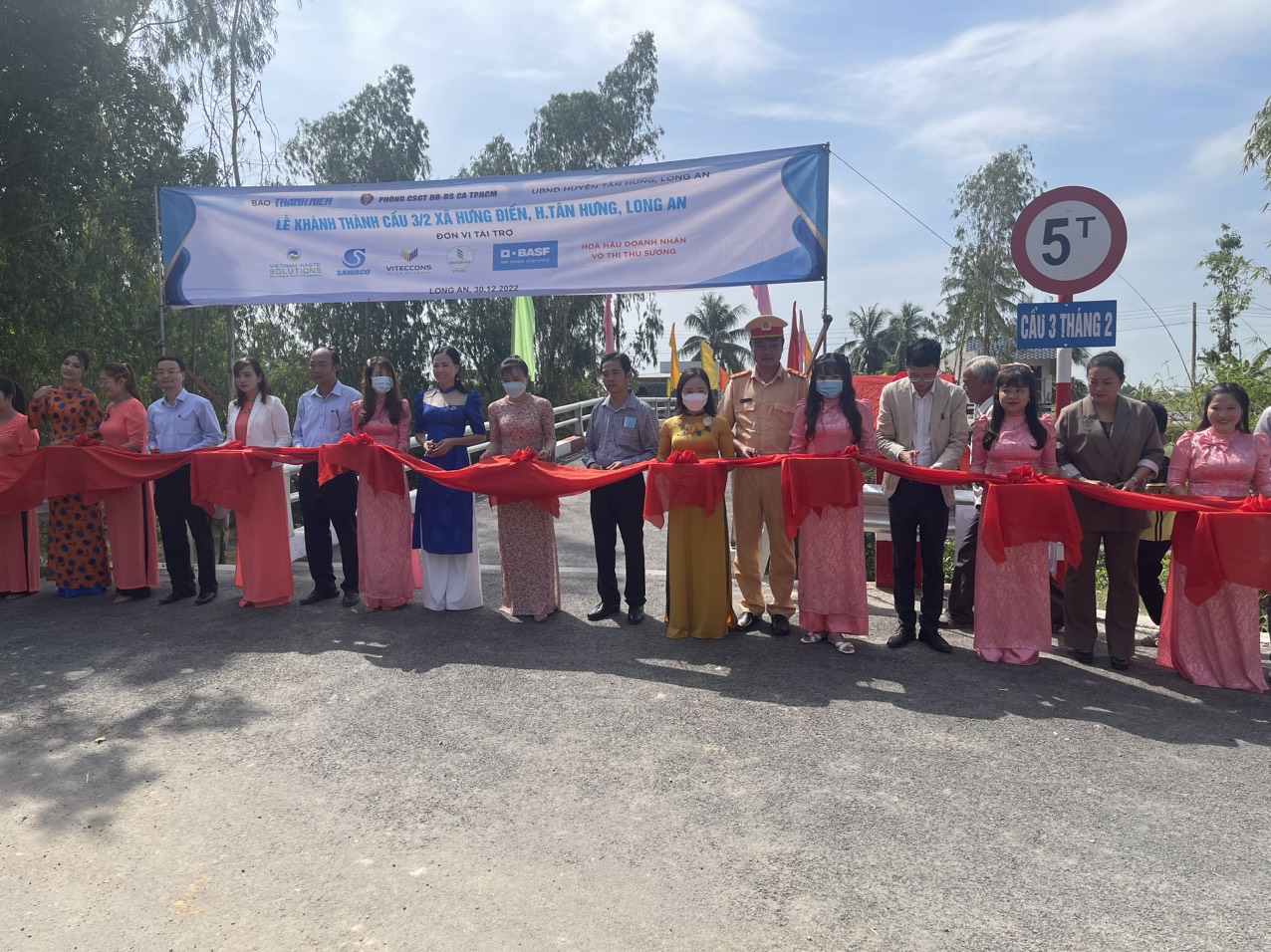 VWS hỗ trợ xây cầu giao thông và tặng quà cho bà con xã biên giới tại Long An