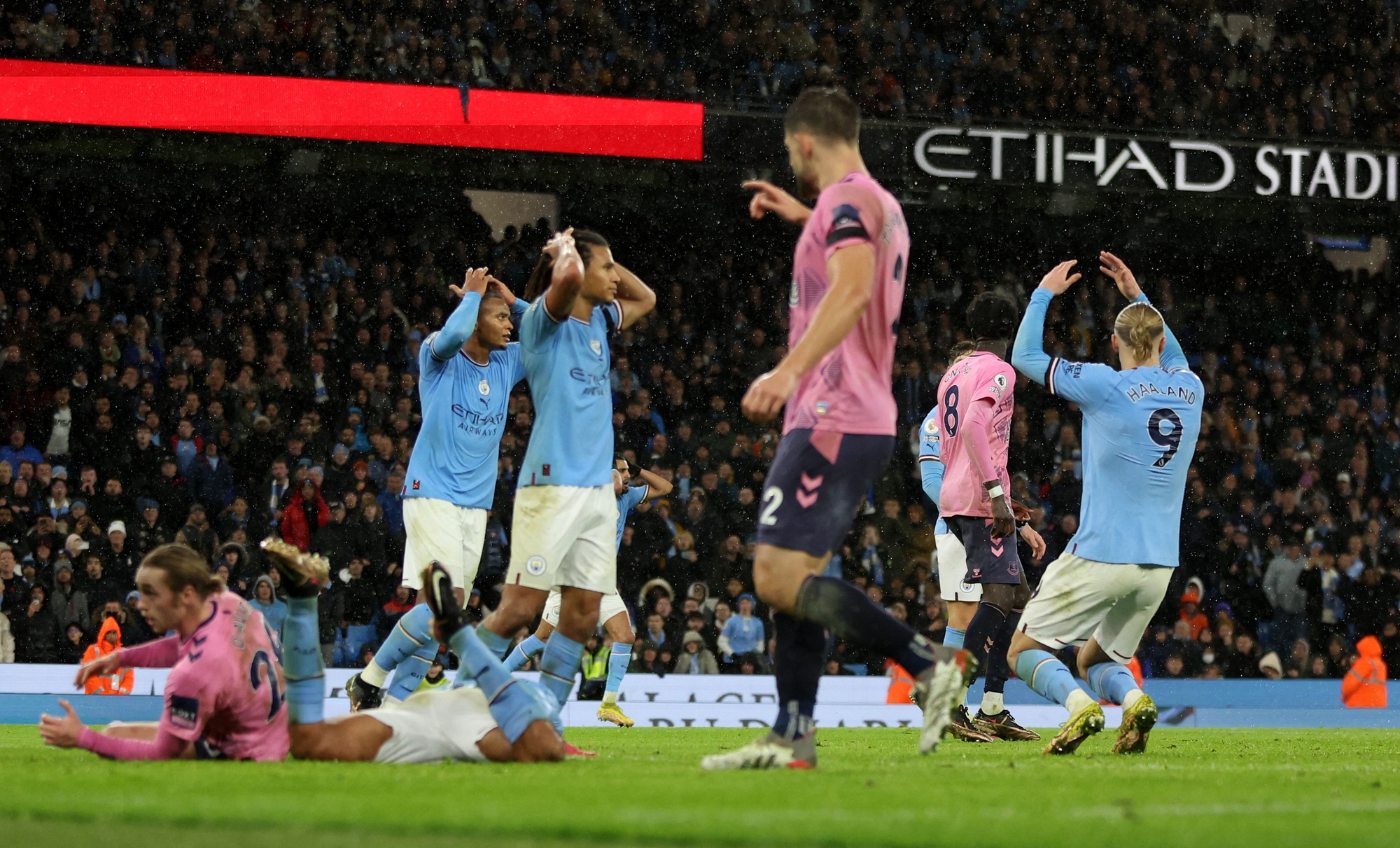 Tottenham v&agrave; Chelsea ng&atilde; ngựa, Ngoại hạng Anh biến động kh&oacute; lường - Ảnh 1.