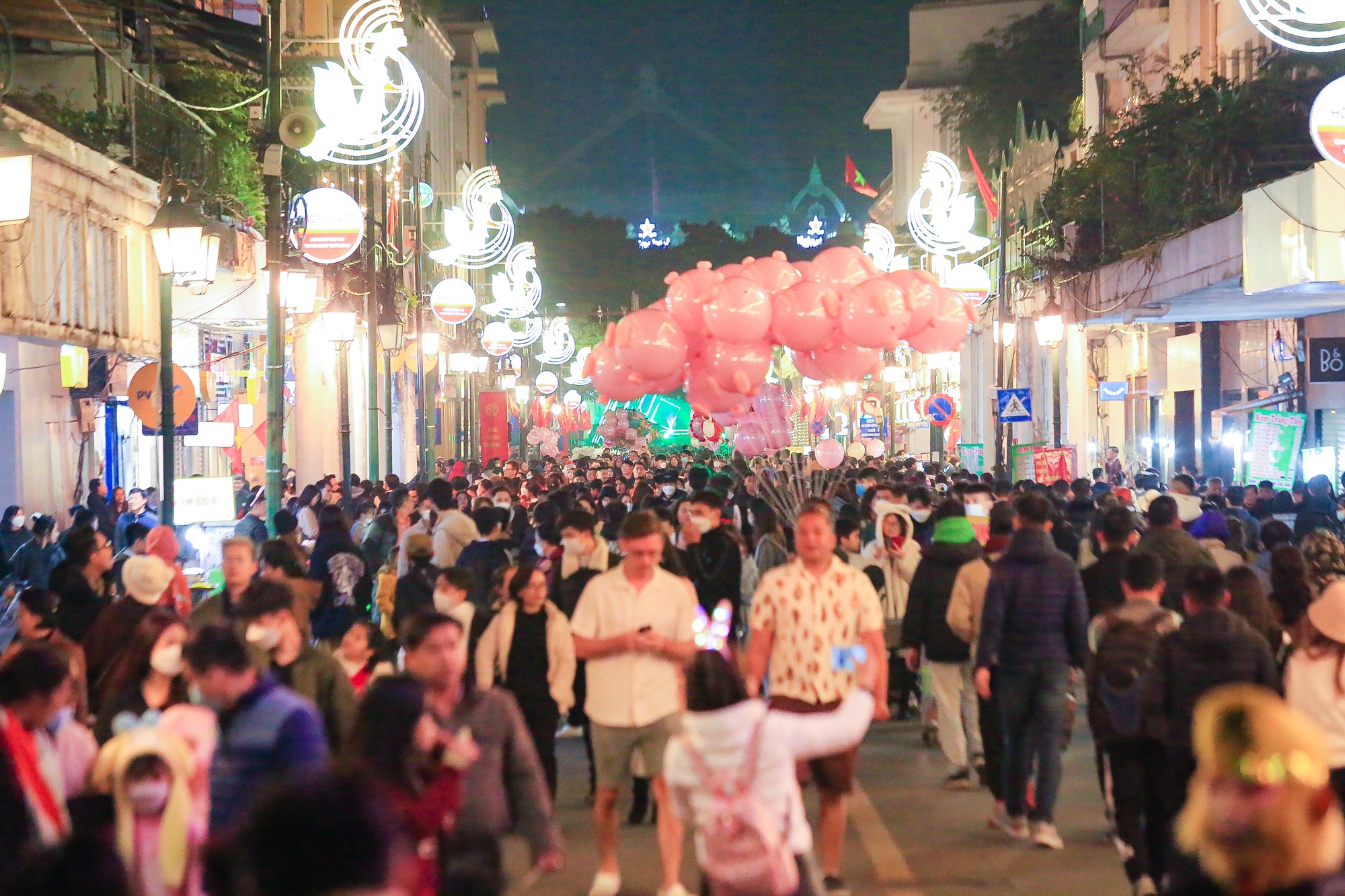 "Biển người" đổ về phố đi bộ chờ đón năm mới 2023