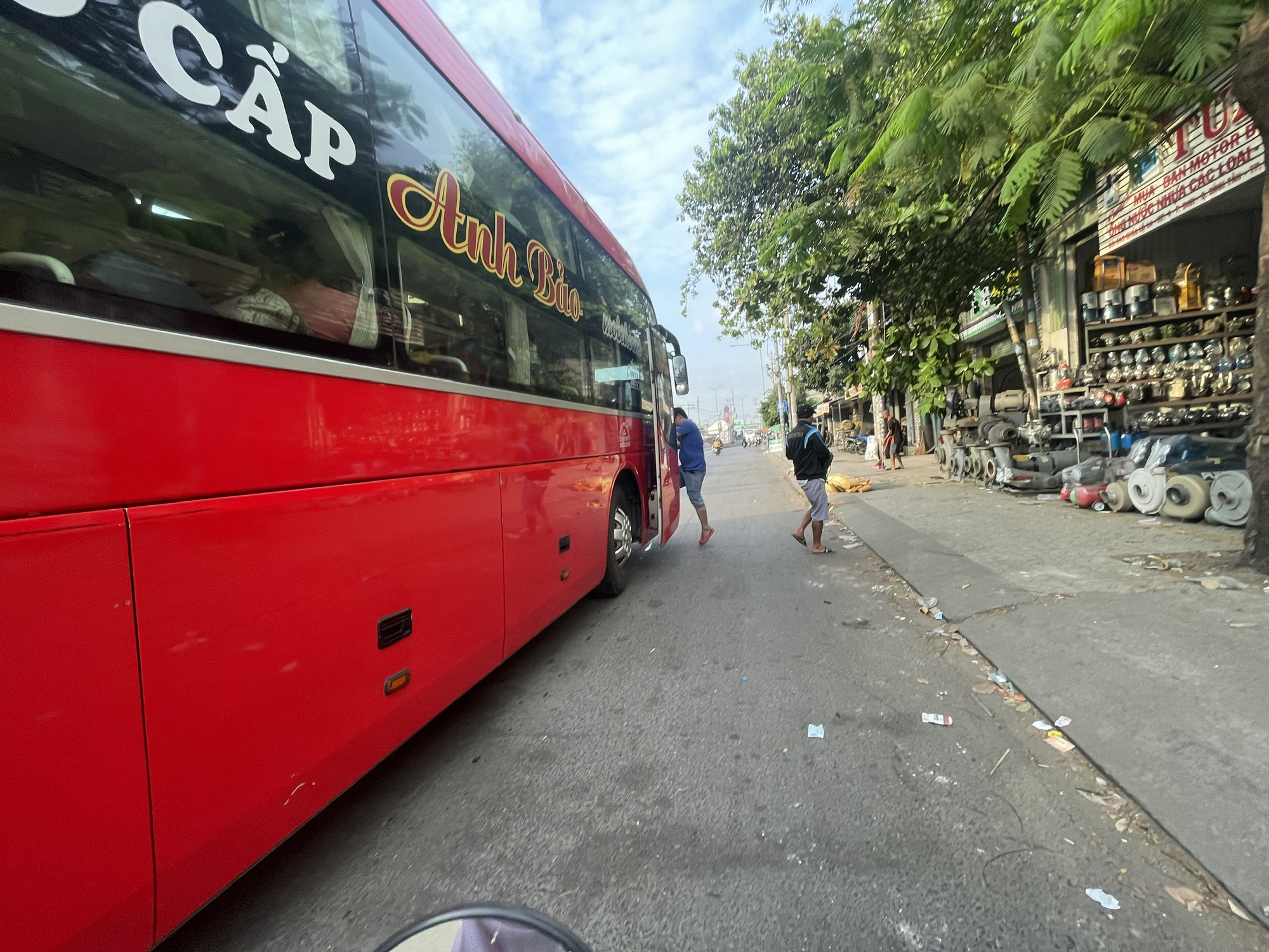 Ng&agrave;y cuối năm 2022, kh&aacute;ch nườm nượp đổ ra bến xe về qu&ecirc; - Ảnh 10.