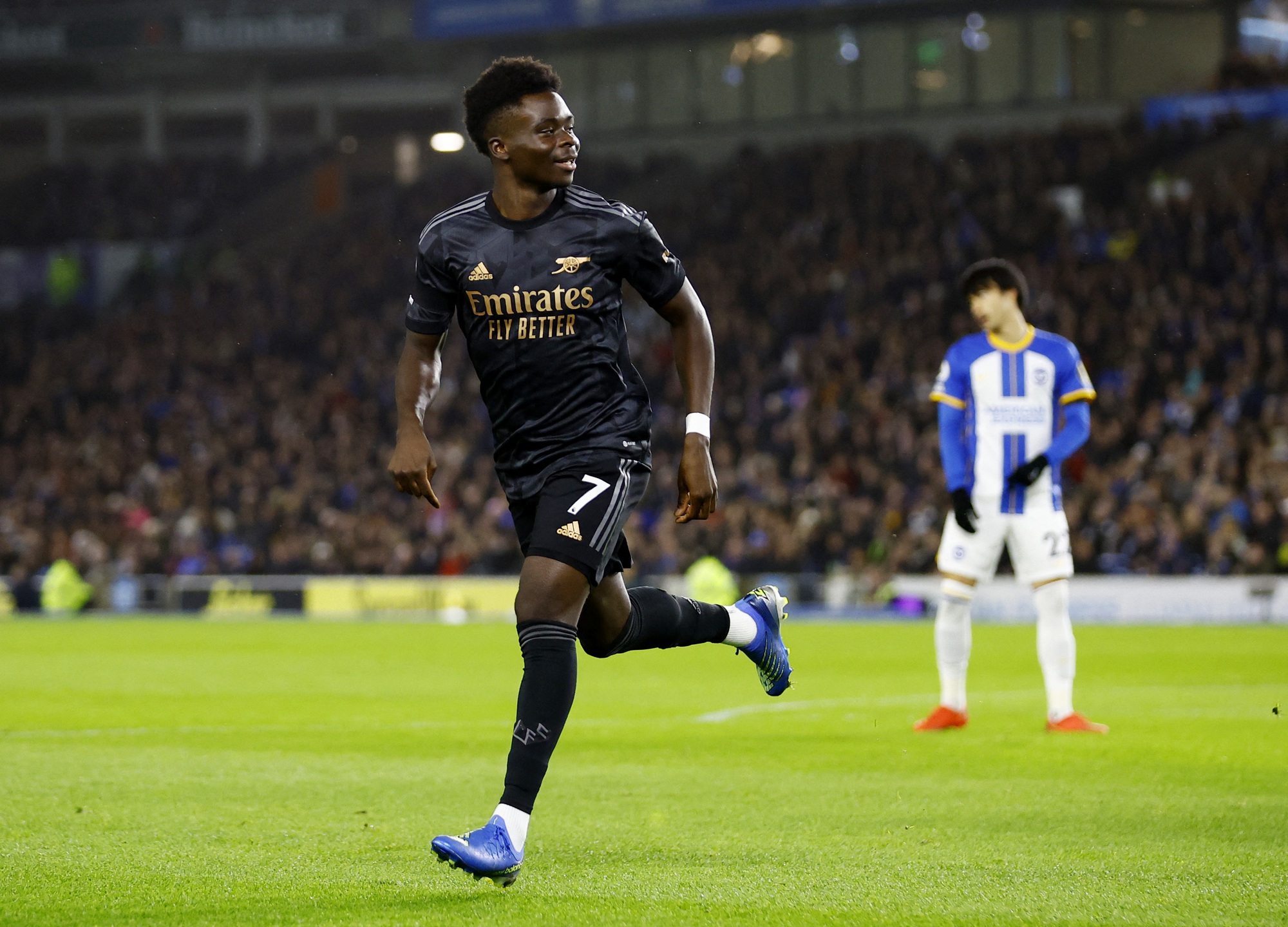 Arsenal mở đại tiệc 6 b&agrave;n, vững ng&ocirc;i đầu Ngoại hạng Anh - Ảnh 1.