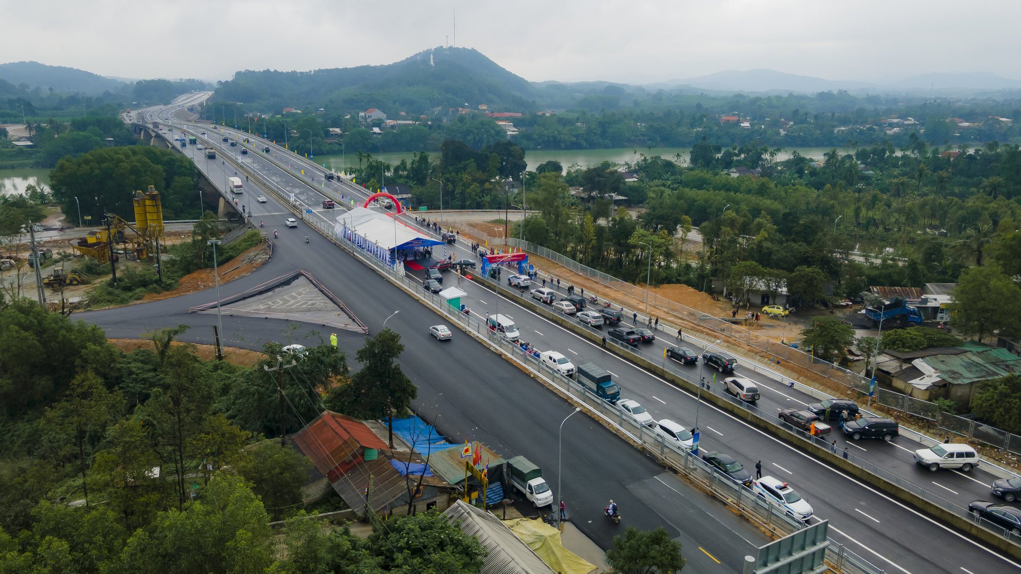 Th&ecirc;m tuyến cao tốc Bắc - Nam ph&iacute;a Đ&ocirc;ng đầu ti&ecirc;n ho&agrave;n th&agrave;nh - Ảnh 2.
