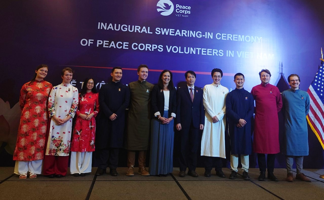T&igrave;nh nguyện vi&ecirc;n Peace Corps mặc &aacute;o d&agrave;i tuy&ecirc;n thệ tại Việt Nam - Ảnh 7.