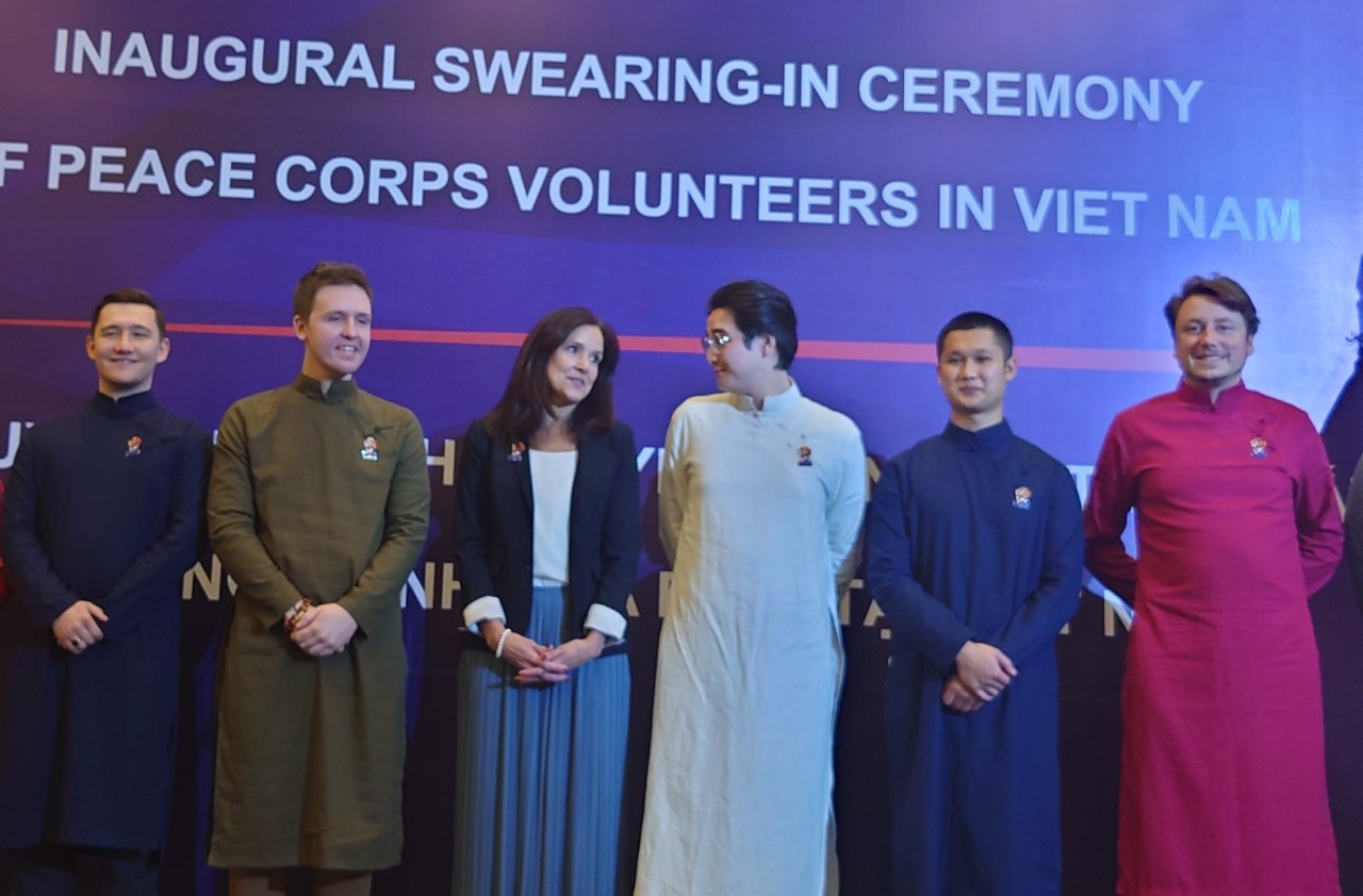 T&igrave;nh nguyện vi&ecirc;n Peace Corps mặc &aacute;o d&agrave;i tuy&ecirc;n thệ tại Việt Nam - Ảnh 8.