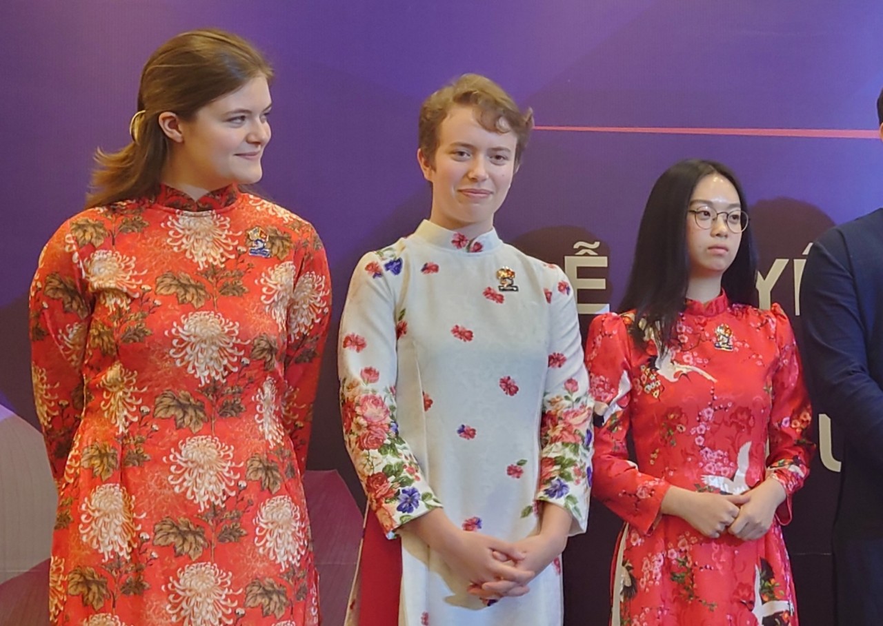 T&igrave;nh nguyện vi&ecirc;n Peace Corps mặc &aacute;o d&agrave;i tuy&ecirc;n thệ tại Việt Nam - Ảnh 9.