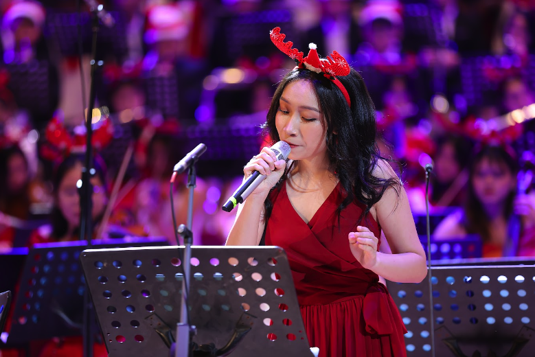 Mỹ Anh tươi trẻ trong đêm hòa nhạc giáng sinh
