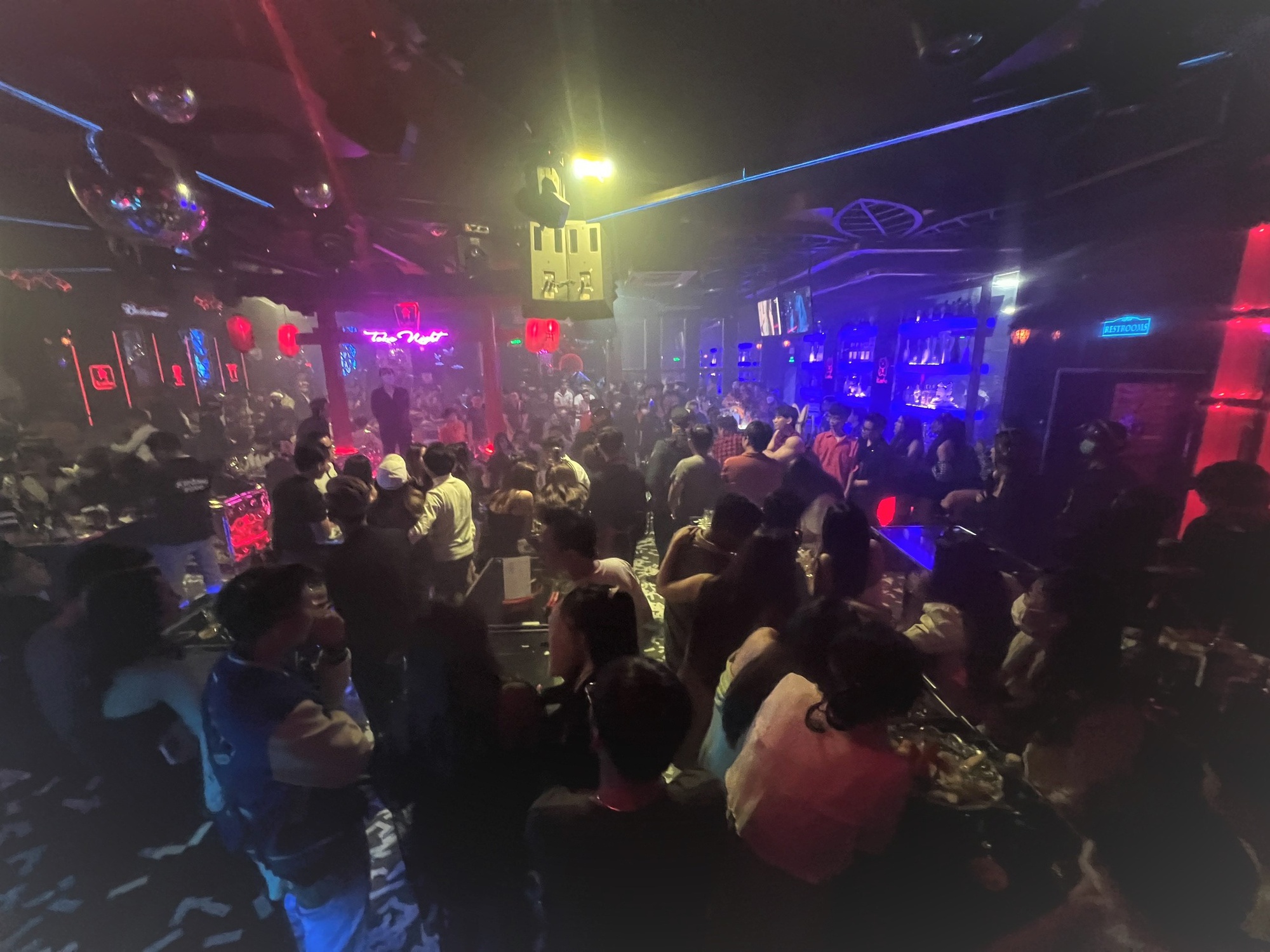 Hàng trăm dân chơi "lạc trôi" trong quán bar ở Biên Hoà lúc rạng sáng