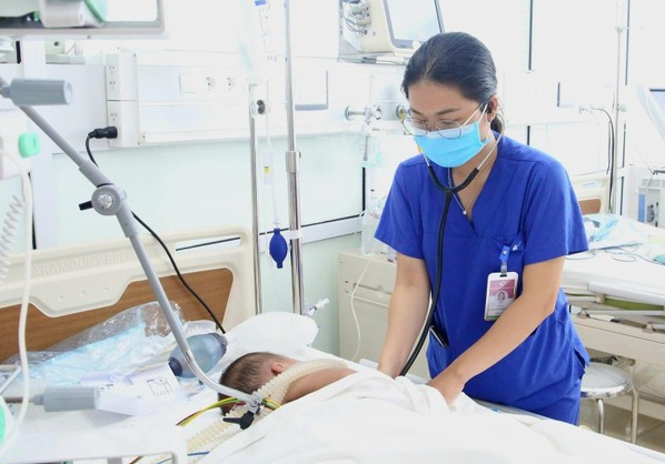 Bé 2 tuổi liệt mềm toàn thân sau nhiễm Adenovirus