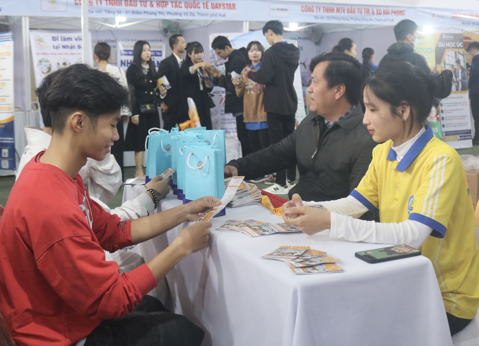 Hướng nghiệp, giới thiệu việc làm cho học sinh, sinh viên