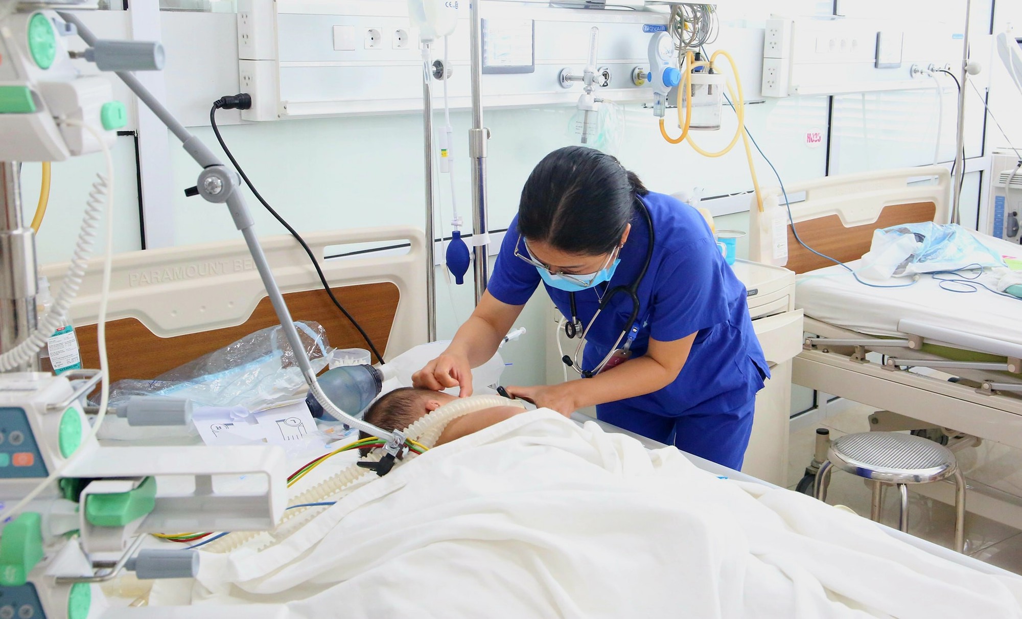 Bé 2 tuổi liệt mềm toàn thân sau nhiễm Adenovirus - Ảnh 1.