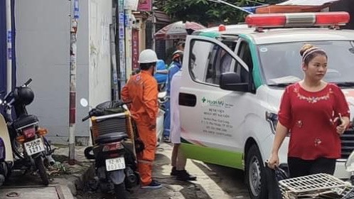 TP HCM: Nổ điện khi kéo dây cáp trên đường, một người bị thương