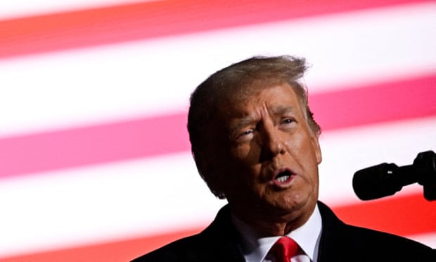 Ông Donald Trump hứng chỉ trích nặng nề vì "vạ miệng"