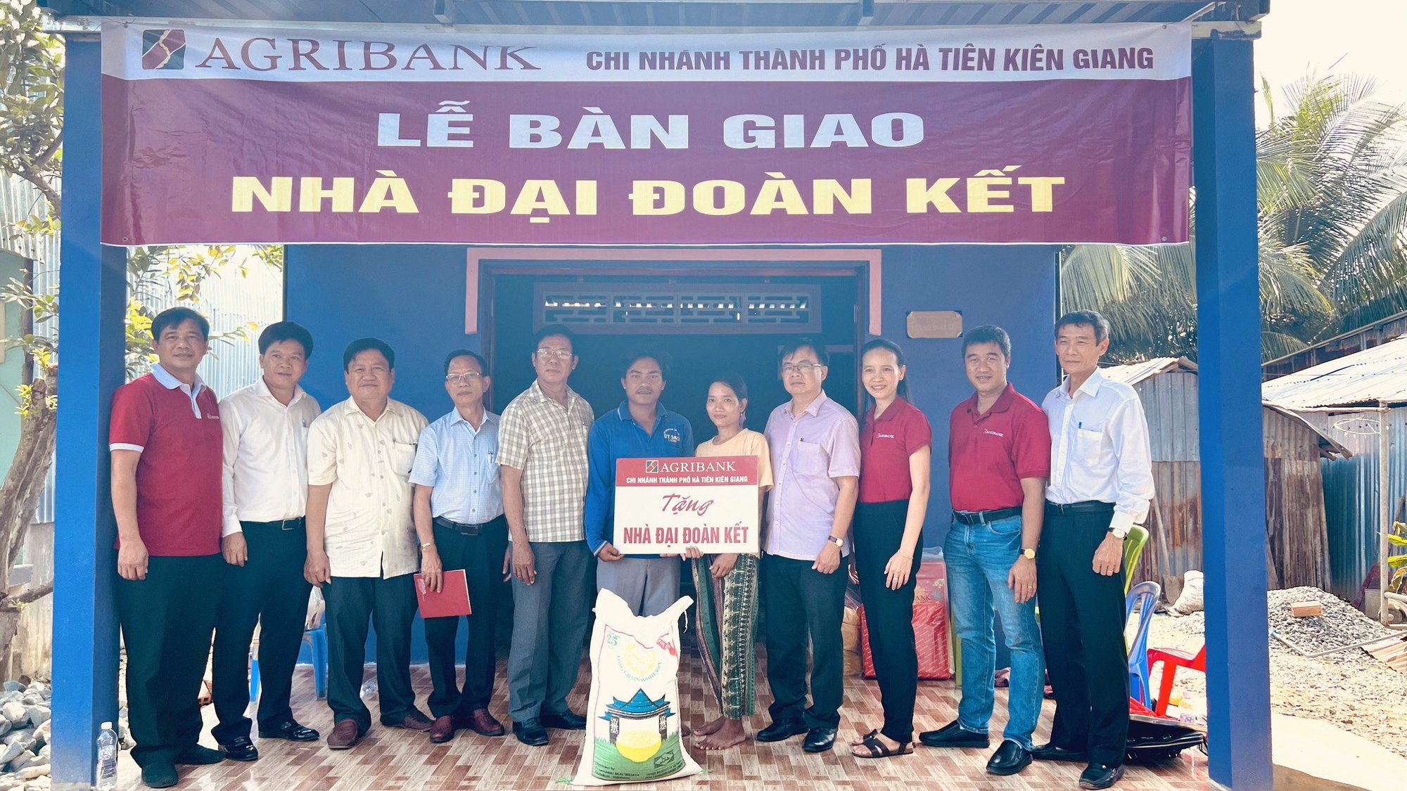 Agribank Ki&ecirc;n Giang tặng 20 căn nh&agrave; đại đo&agrave;n kết cho hộ ngh&egrave;o - Ảnh 1.