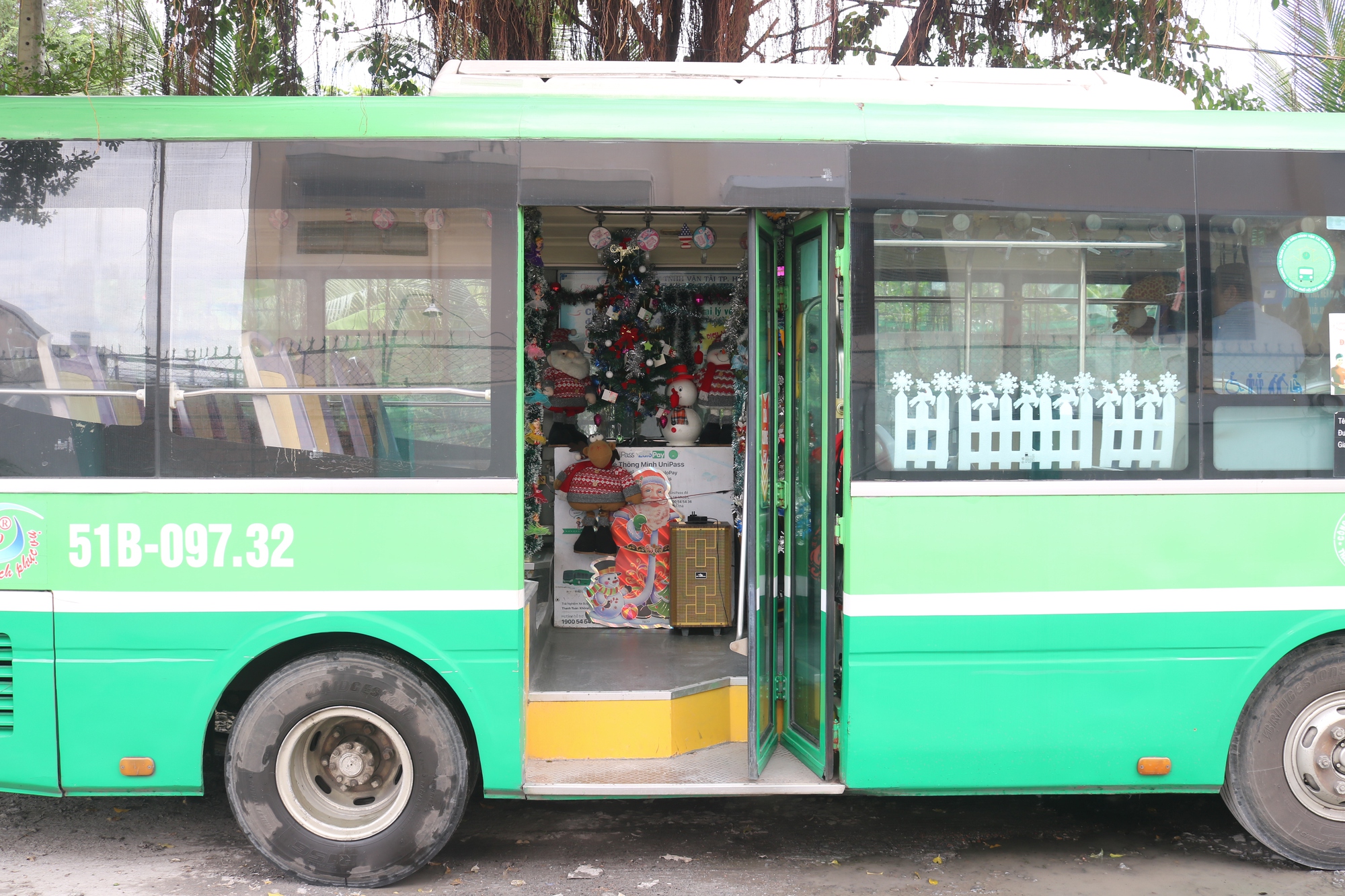 Tr&agrave;n ngập kh&ocirc;ng kh&iacute; gi&aacute;ng sinh tr&ecirc;n chiếc xe bu&yacute;t 86 ở TP HCM - Ảnh 1.
