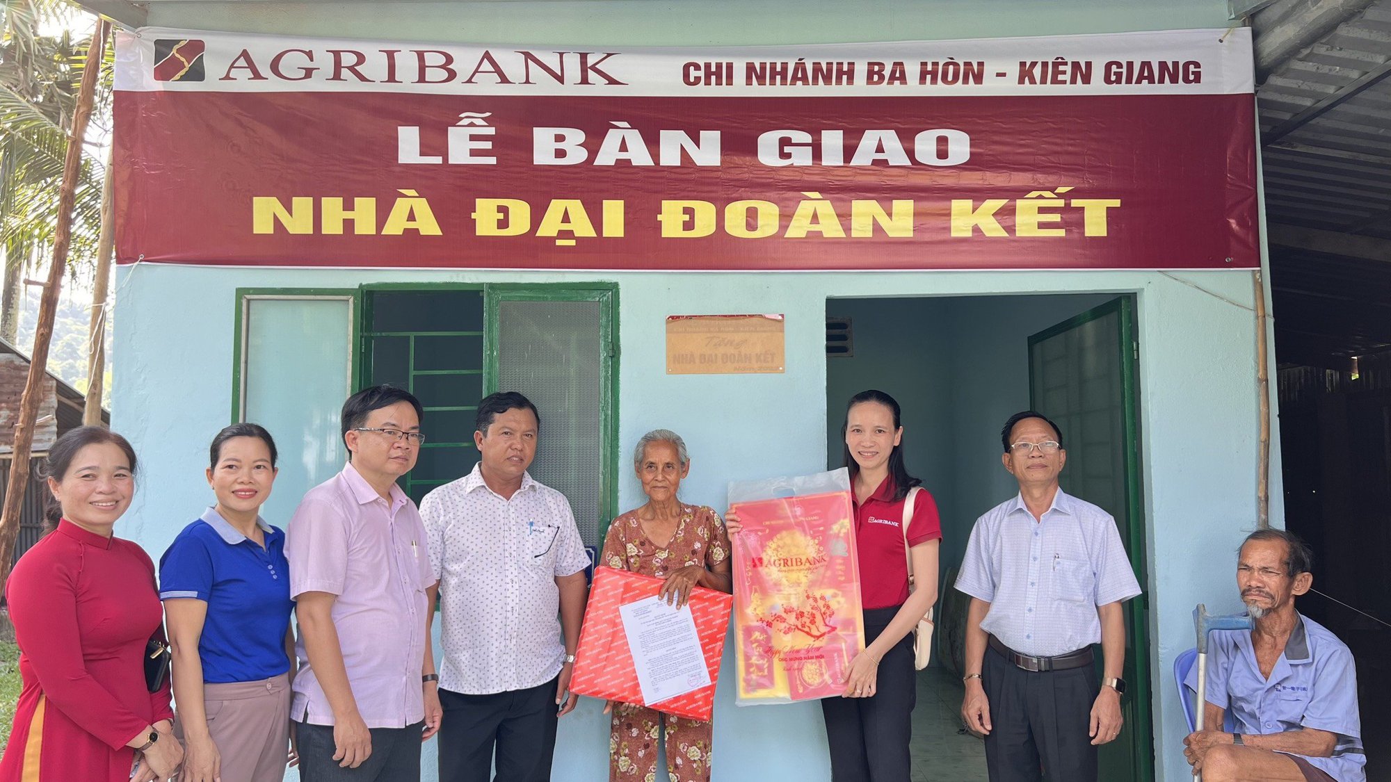 Agribank Ki&ecirc;n Giang tặng 20 căn nh&agrave; đại đo&agrave;n kết cho hộ ngh&egrave;o - Ảnh 2.