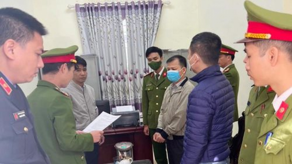 Bắt một giám đốc chi nhánh văn phòng đăng ký đất đai