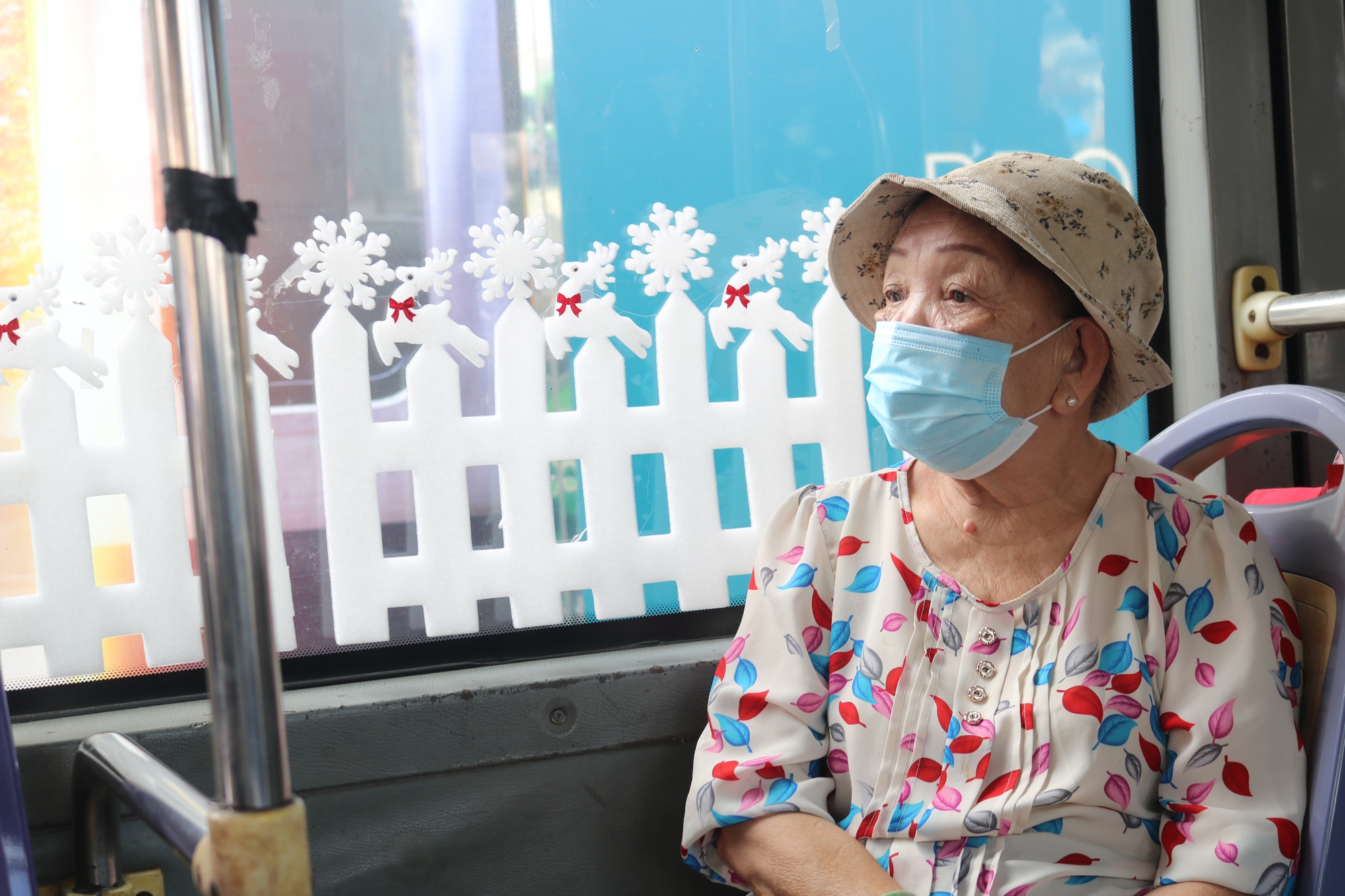 Tr&agrave;n ngập kh&ocirc;ng kh&iacute; gi&aacute;ng sinh tr&ecirc;n chiếc xe bu&yacute;t 86 ở TP HCM - Ảnh 3.