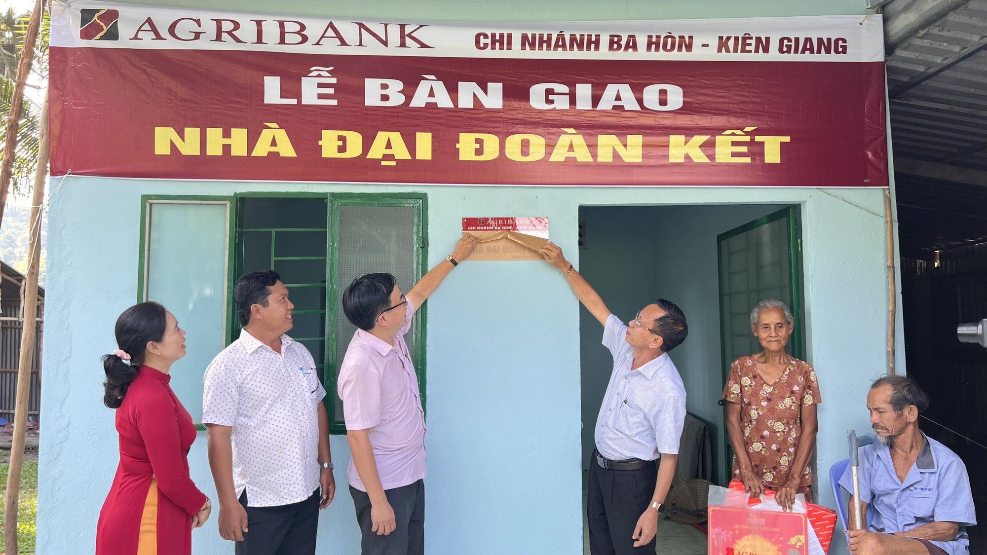 Agribank Ki&ecirc;n Giang tặng 20 căn nh&agrave; đại đo&agrave;n kết cho hộ ngh&egrave;o - Ảnh 4.