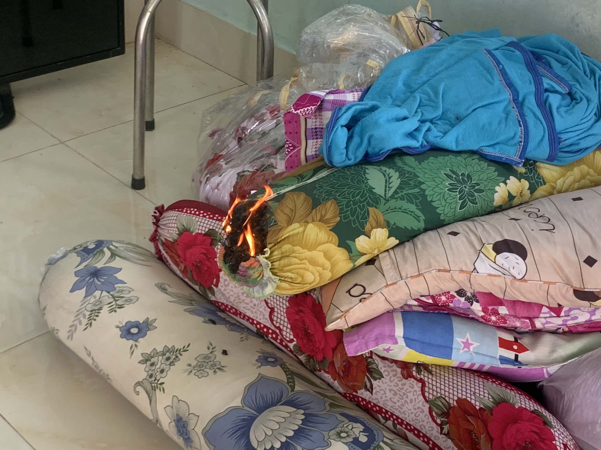 Đồ đạc trong nh&agrave; tự dưng bốc ch&aacute;y ở Hậu Giang