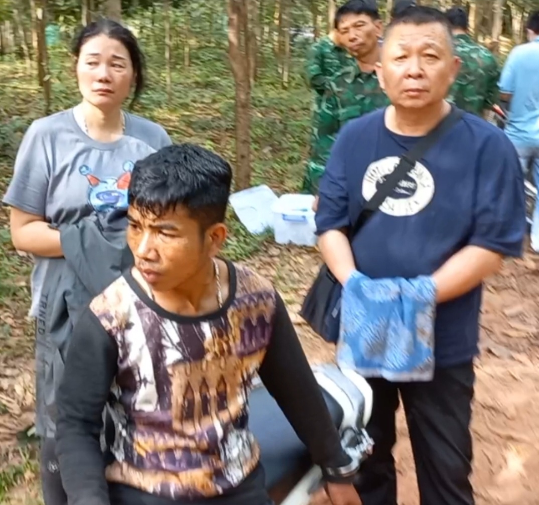 Bắt quả tang nhóm người nước ngoài xuất cảnh trái phép